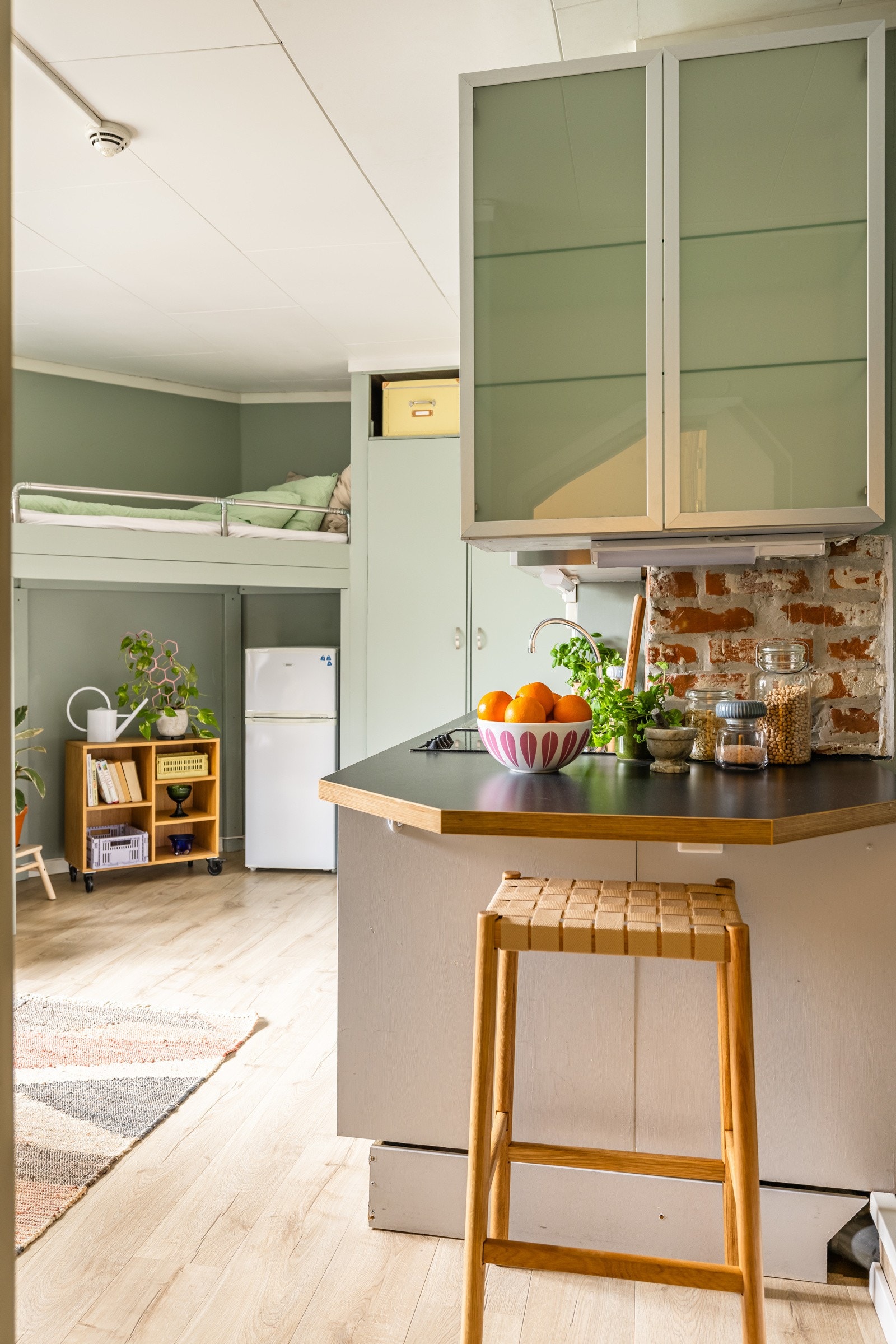 Enden av kjøkkenbenken fungerer som en ekstra spiseplass og har ekstra dyp benkeplate som gir god arbeidsplass. Galleribilde