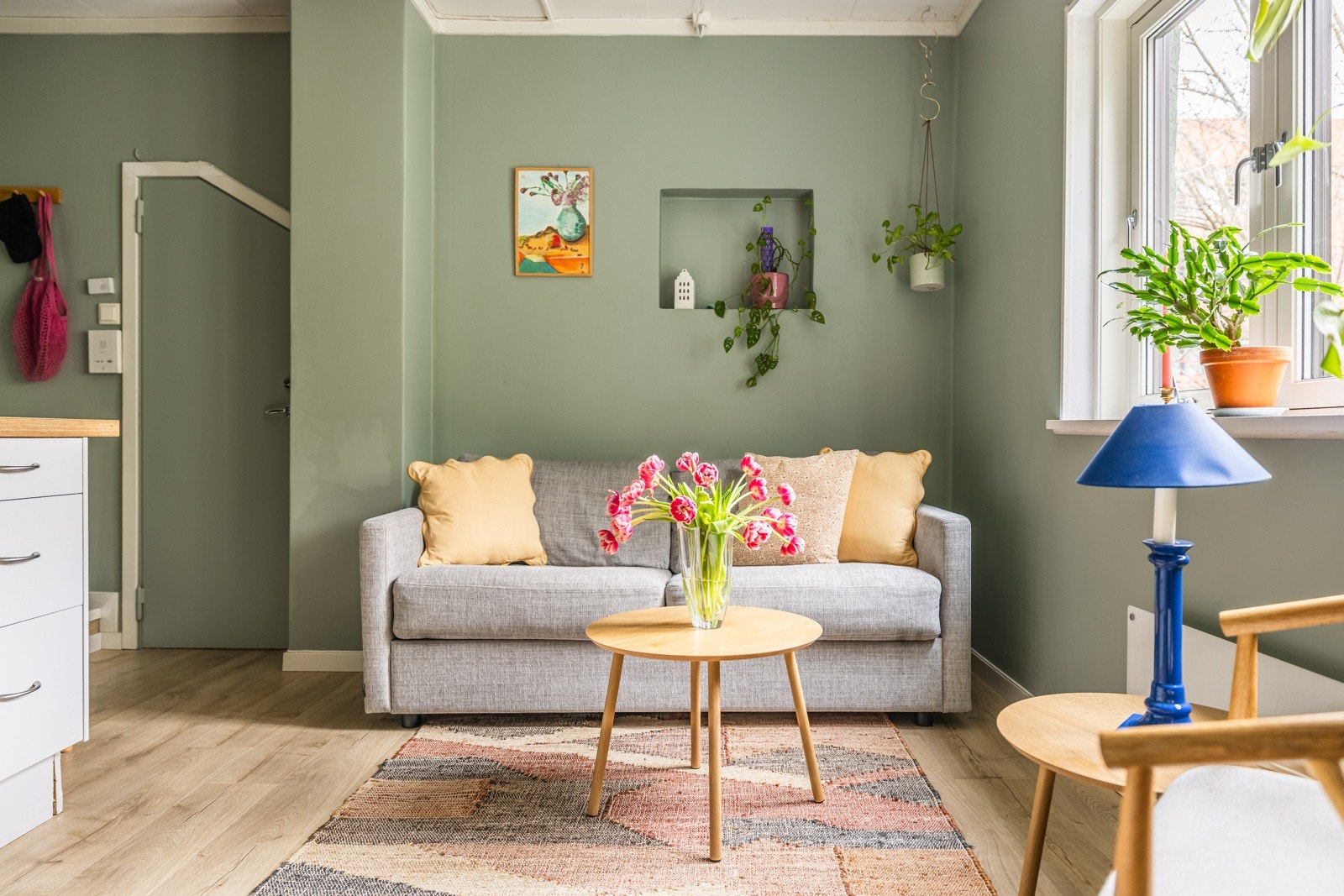 Pent oppholdsrom med åpen løsning mot kjøkkenet og smart sengeløsning. Galleribilde