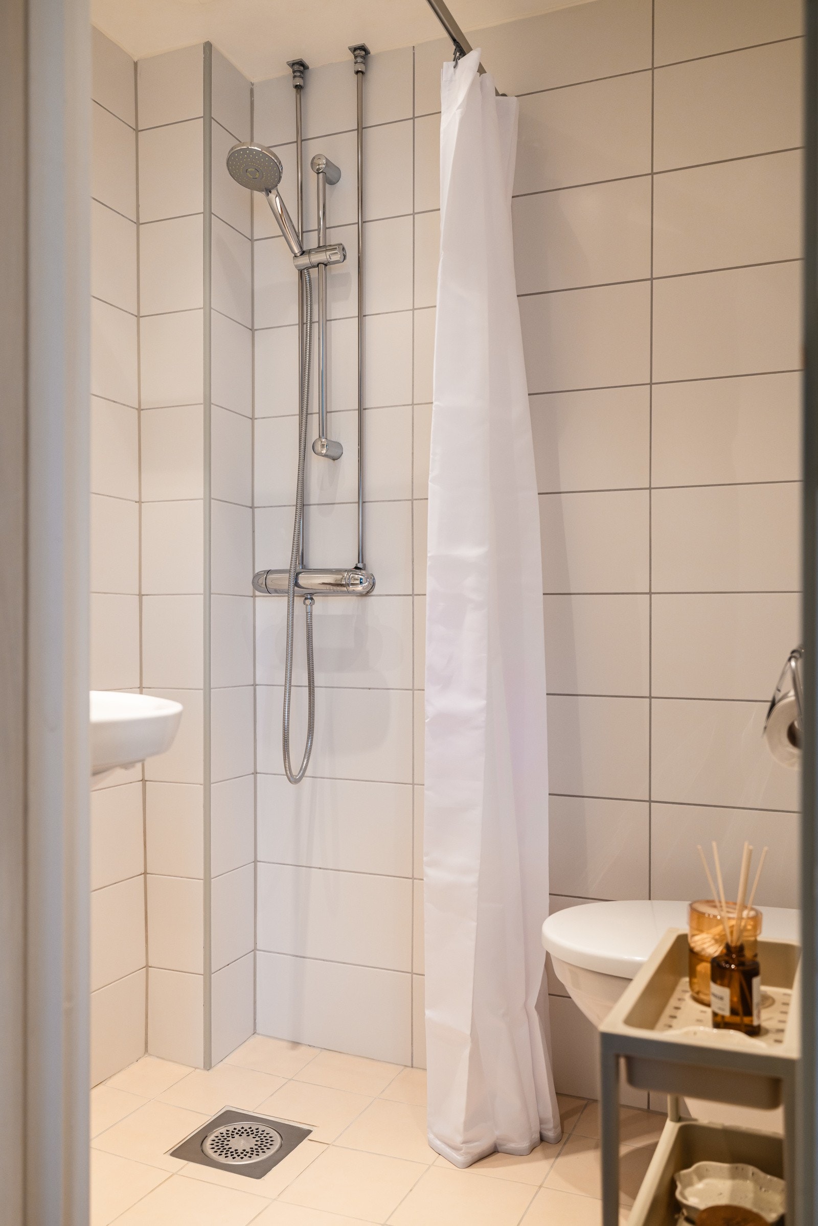 Badet har dusjnisje og varmekabler på gulvet. Galleribilde