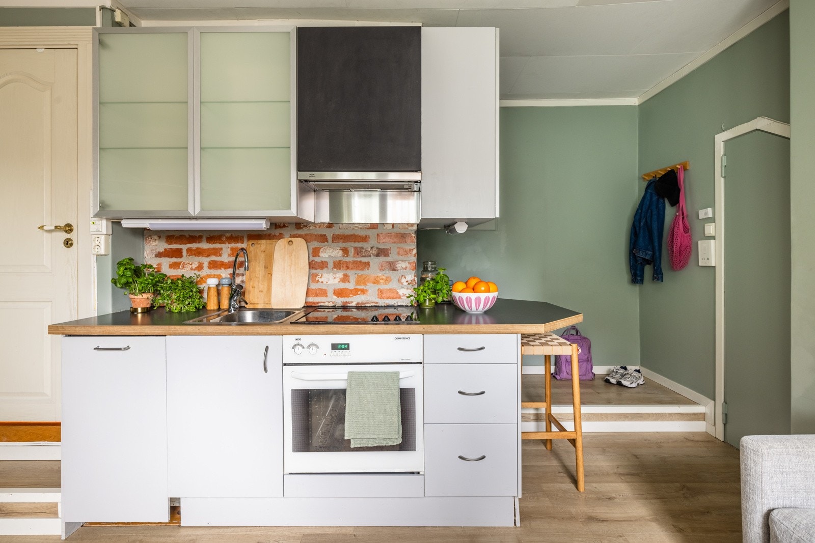 Kjøkkenet har oppbevaringsplass i skap og skuffer og integrert oppvaskmaskin, komfyr og koketopp medfølger salget. Galleribilde