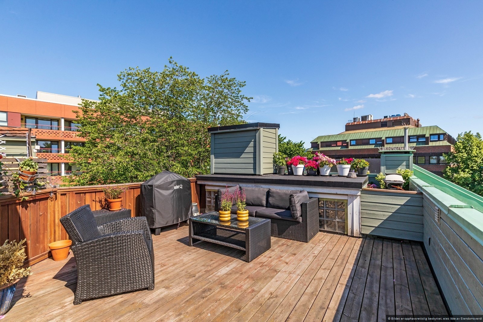 I C-oppgangen ligger den felles takterrassen. På takterrassen settes det ut utemøbler og her har man solen hele dagen og flott utsyn mot nabolaget og byen. Galleribilde