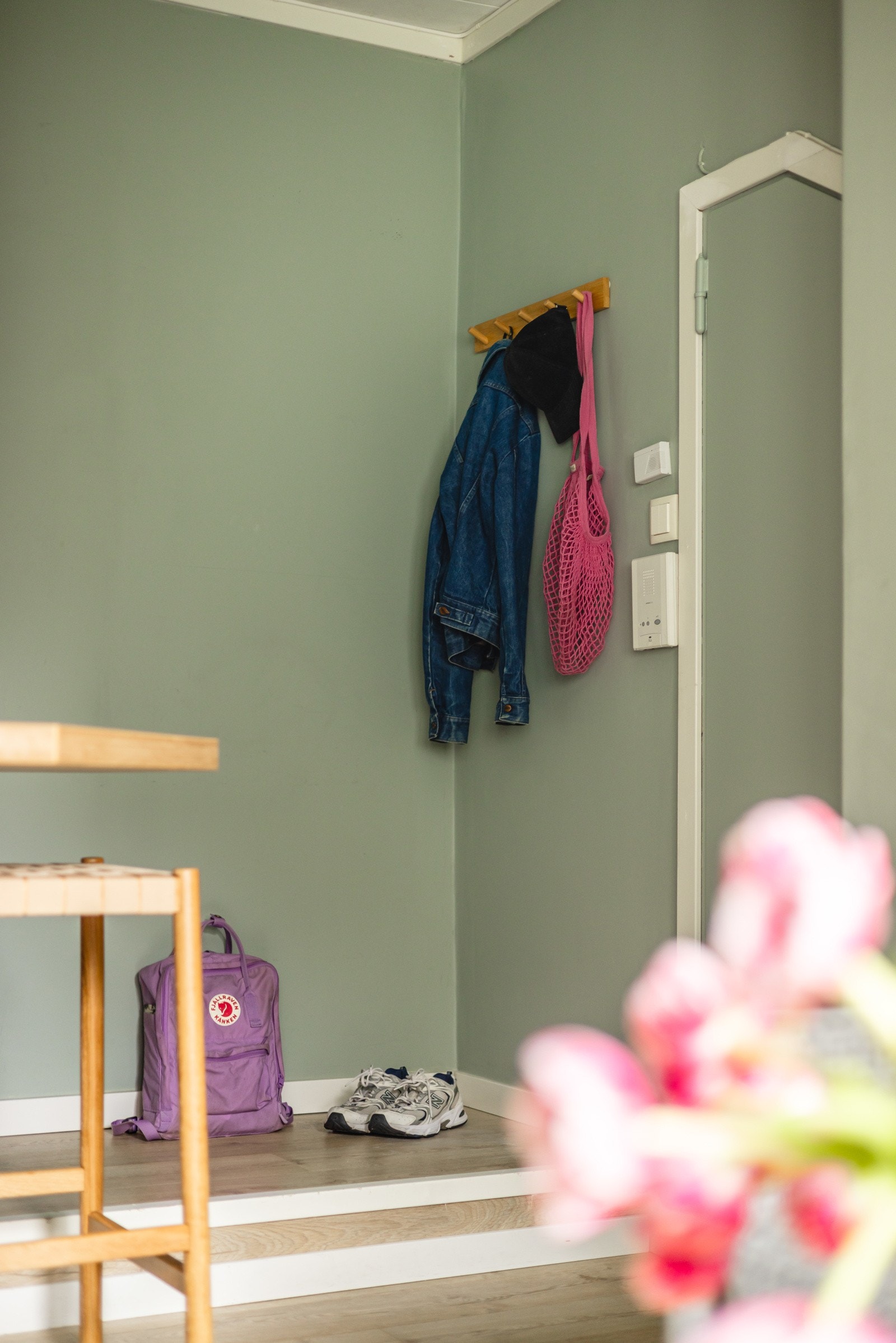 Ved inngangspartiet er det plass til sko og yttertøy. Det er plass til å sette inn en garderobe her om ønskelig. Galleribilde