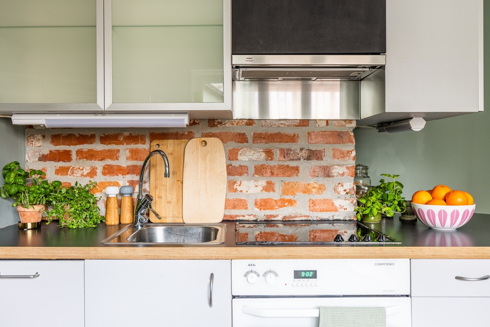 Legg merke til den dekorative teglstegnsveggen. Galleribilde