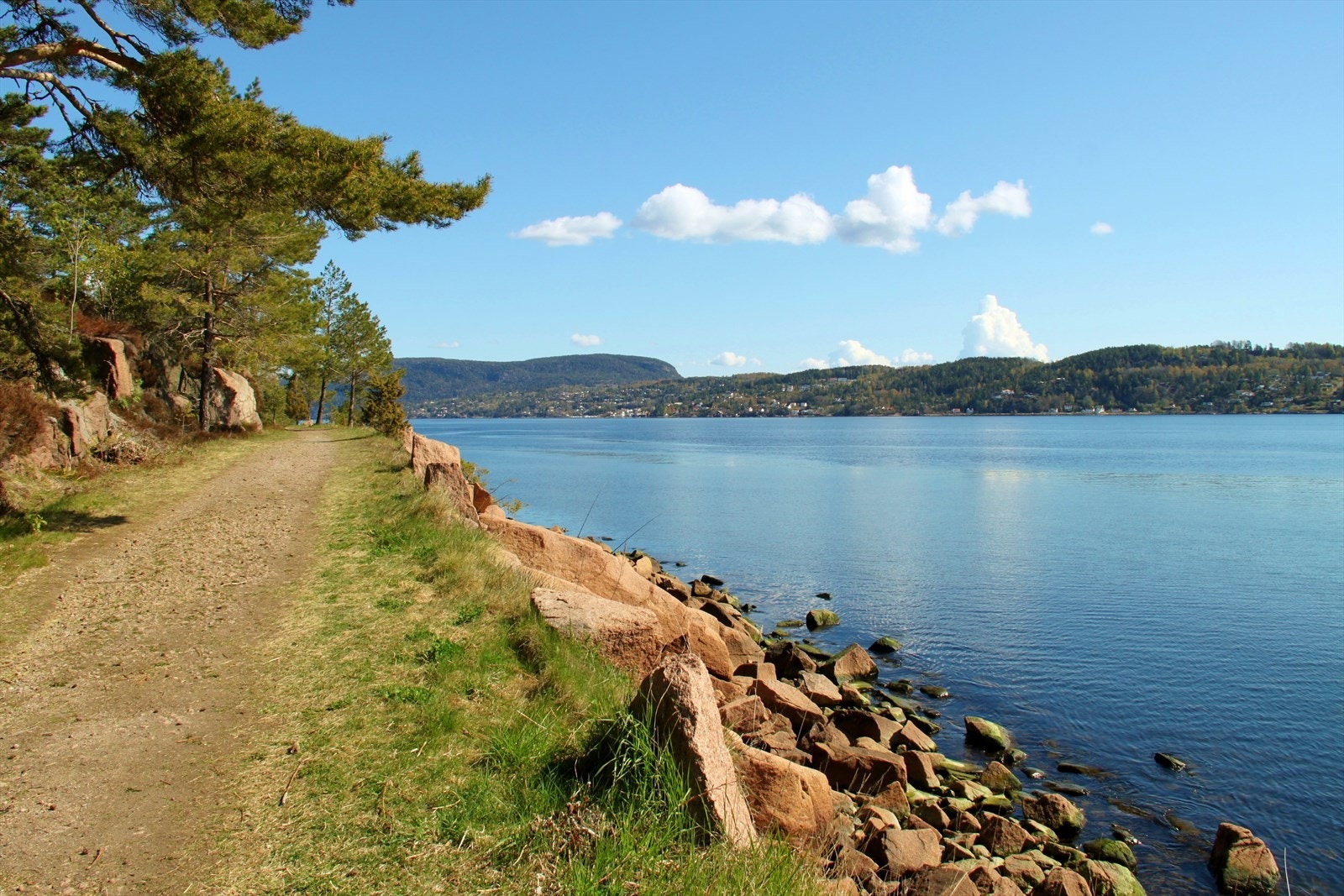 Kyststripen langs Berger/Svelvik byr på flere avstikkere til bl.a Batteriøya med mye historie eller ta turen innom Grunnane naturreservat på nesten 3000 mål som inneholder fugletårn og mer enn 130 fuglearter Galleribilde