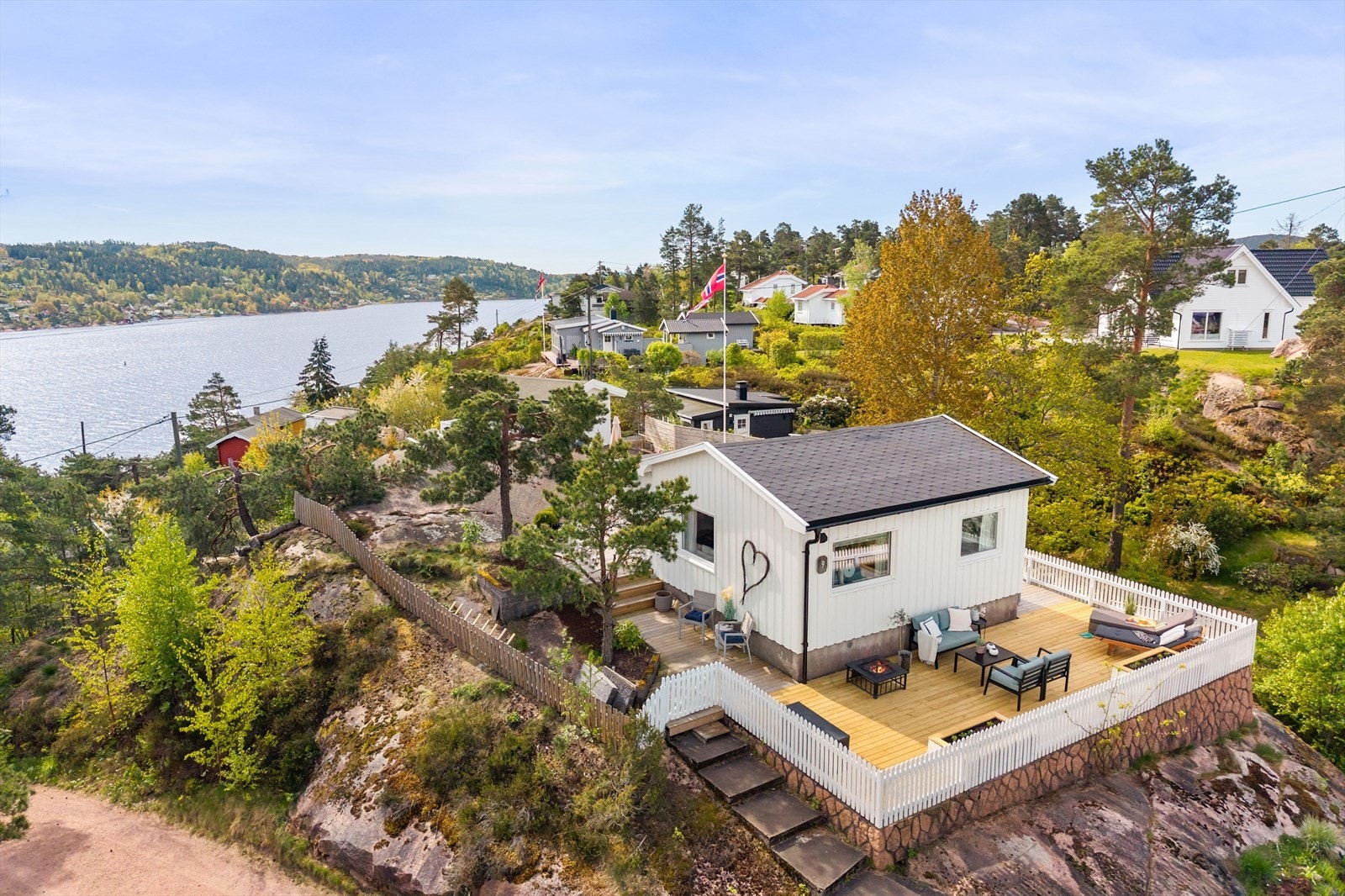 Hytta har flotte uteområder med terrasser på ca. 100m2 med sjøutsikt og sol fra morgen til kveld Galleribilde
