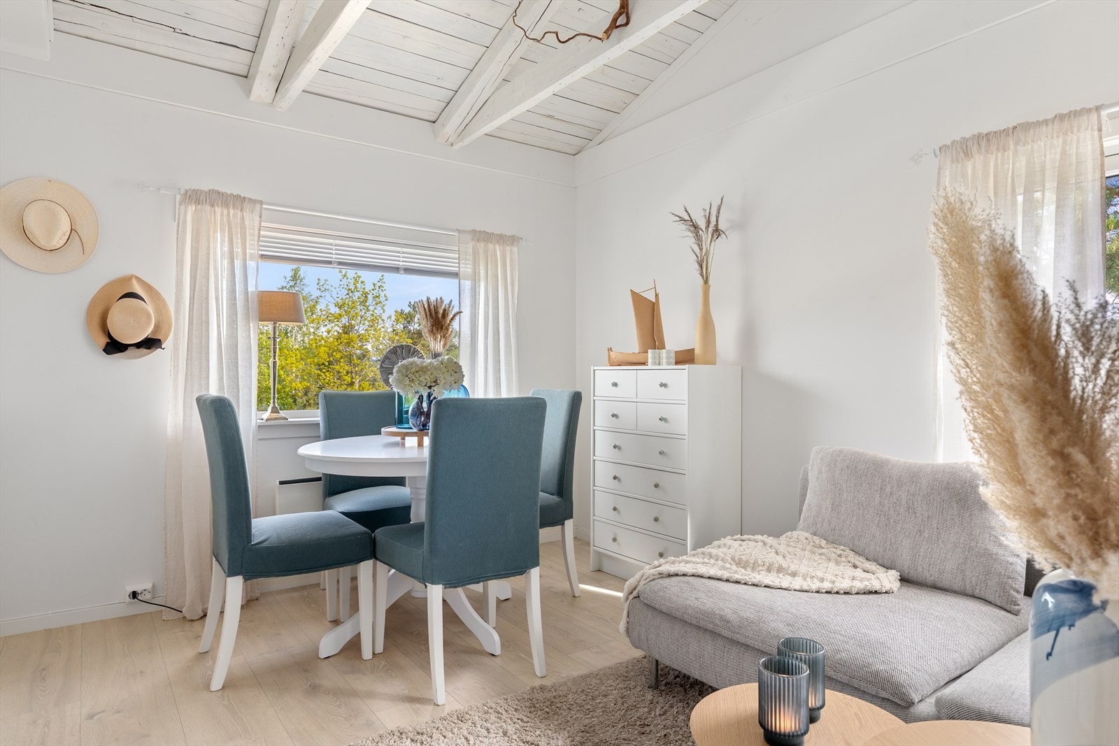 God plass for spisegruppe i stuen Galleribilde