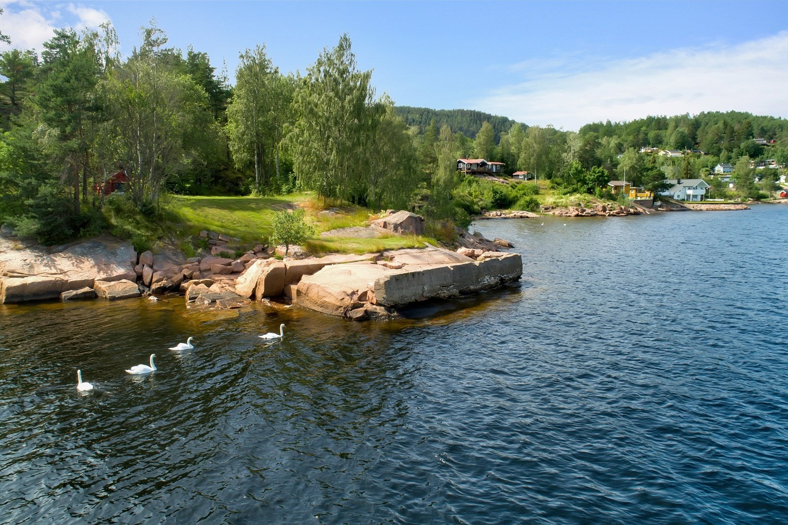 Langs Svelvikveien ligger det et mangfold av perler med svaberg, gressarealer og små sandstrender med gode bade- og fiskemuligheter Galleribilde
