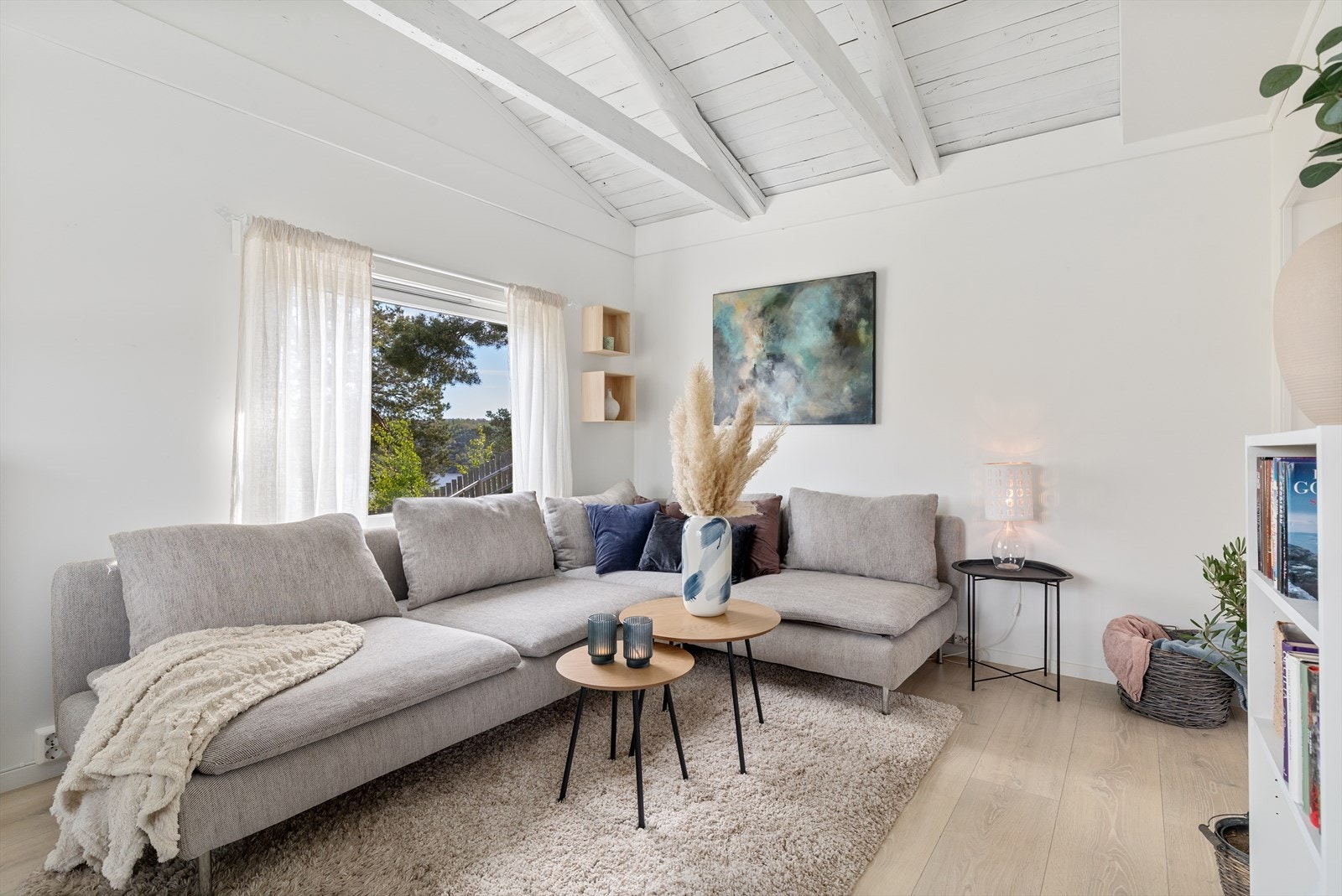 Stuen gir god plass for sofagruppe Galleribilde