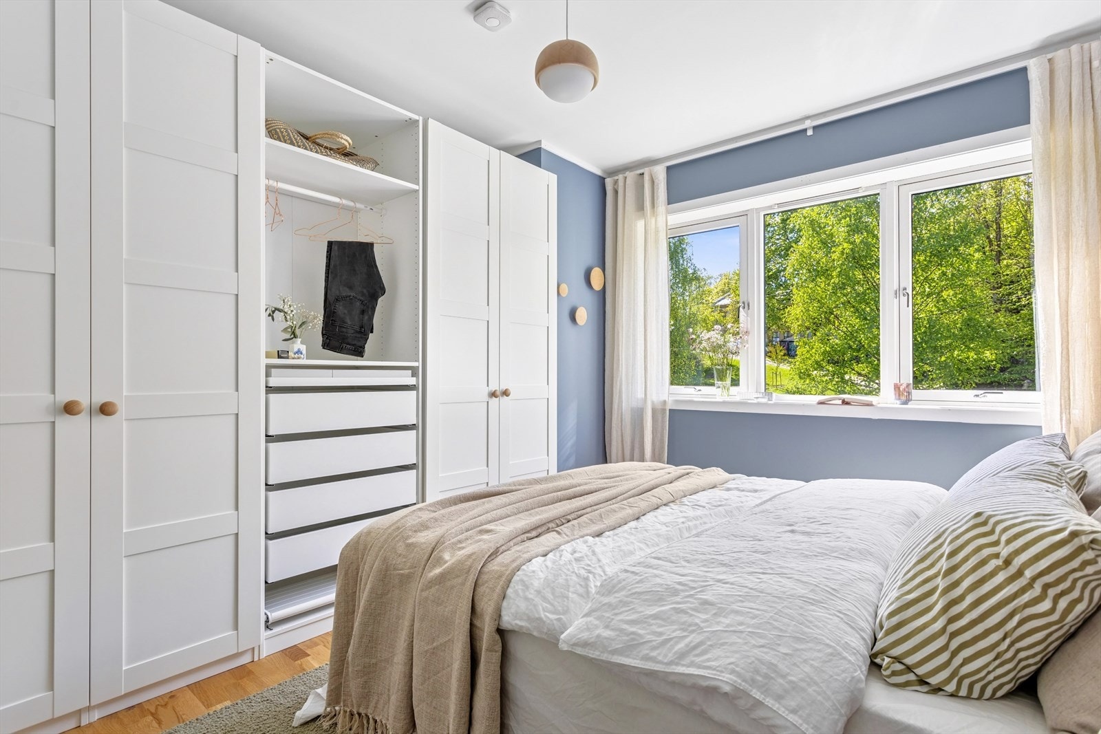 Det er godt med oppbevaringsplass i medfølgende garderoberekke. Galleribilde