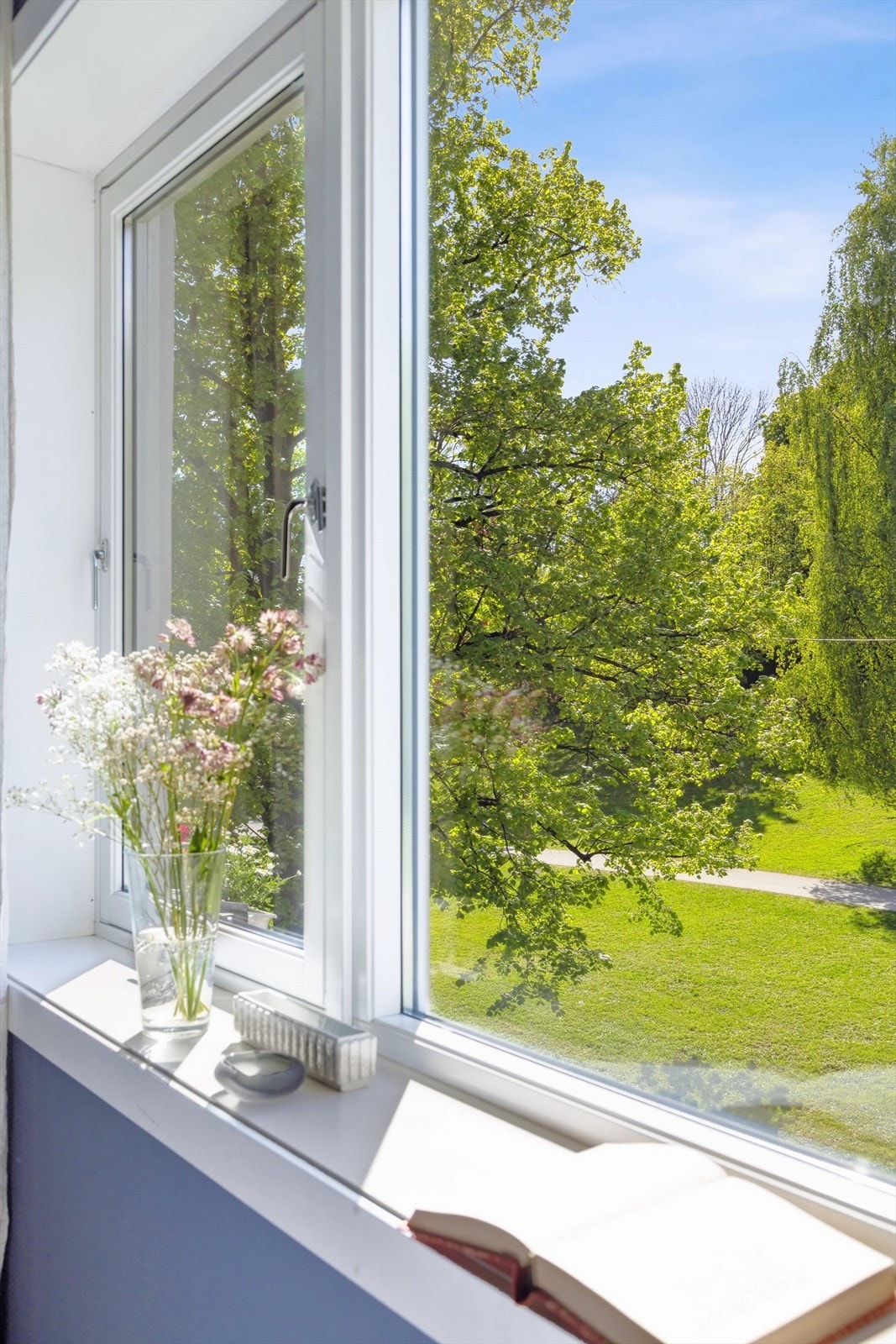 Fra soverommet kan du nyte det fredelige utsynet mot den grønne parken. Galleribilde