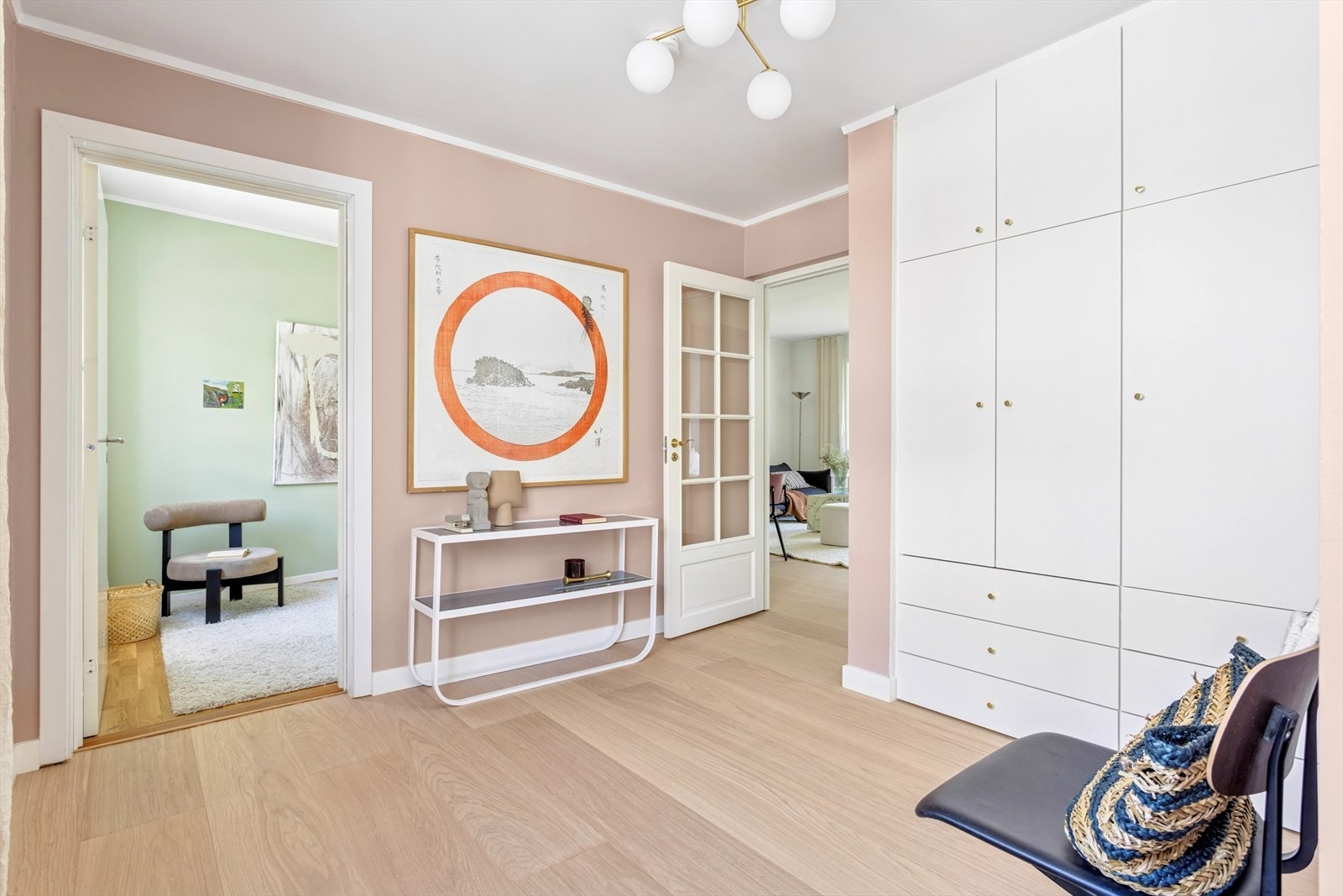 Entréen er lys og innbydende med god takhøyde som gir et godt førsteinntrykk av boligen. Galleribilde