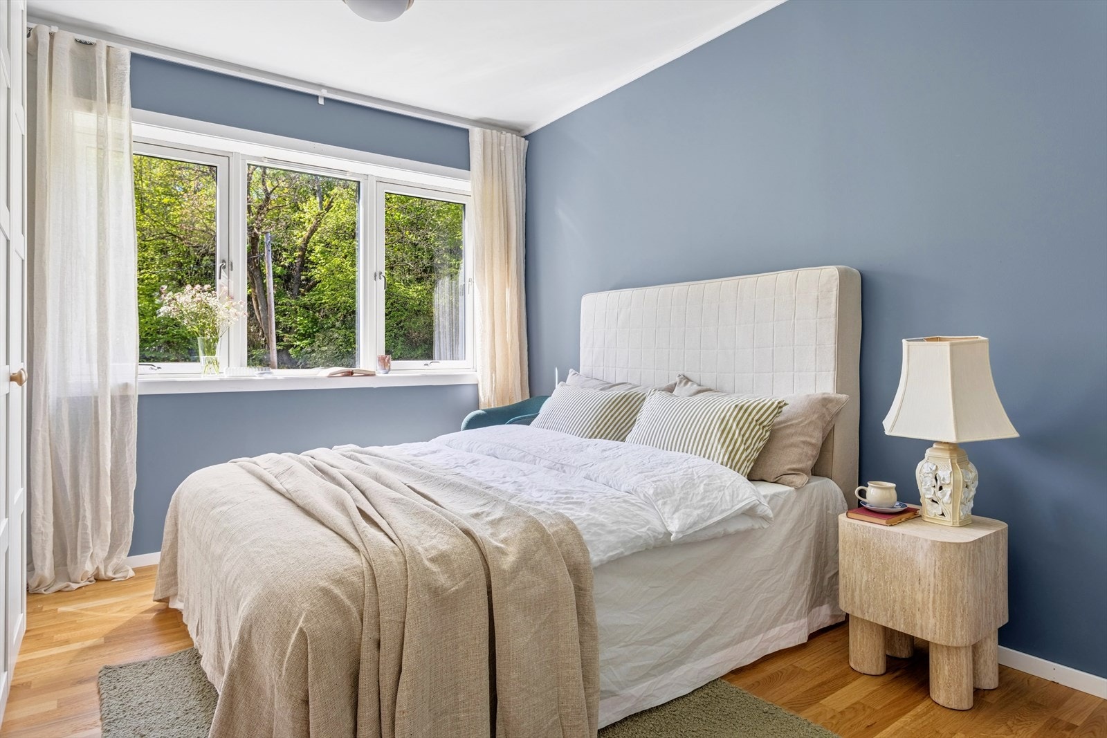 Leiligheten har to gode soverom. Hovedsoverommet vender ut mot parken. Galleribilde