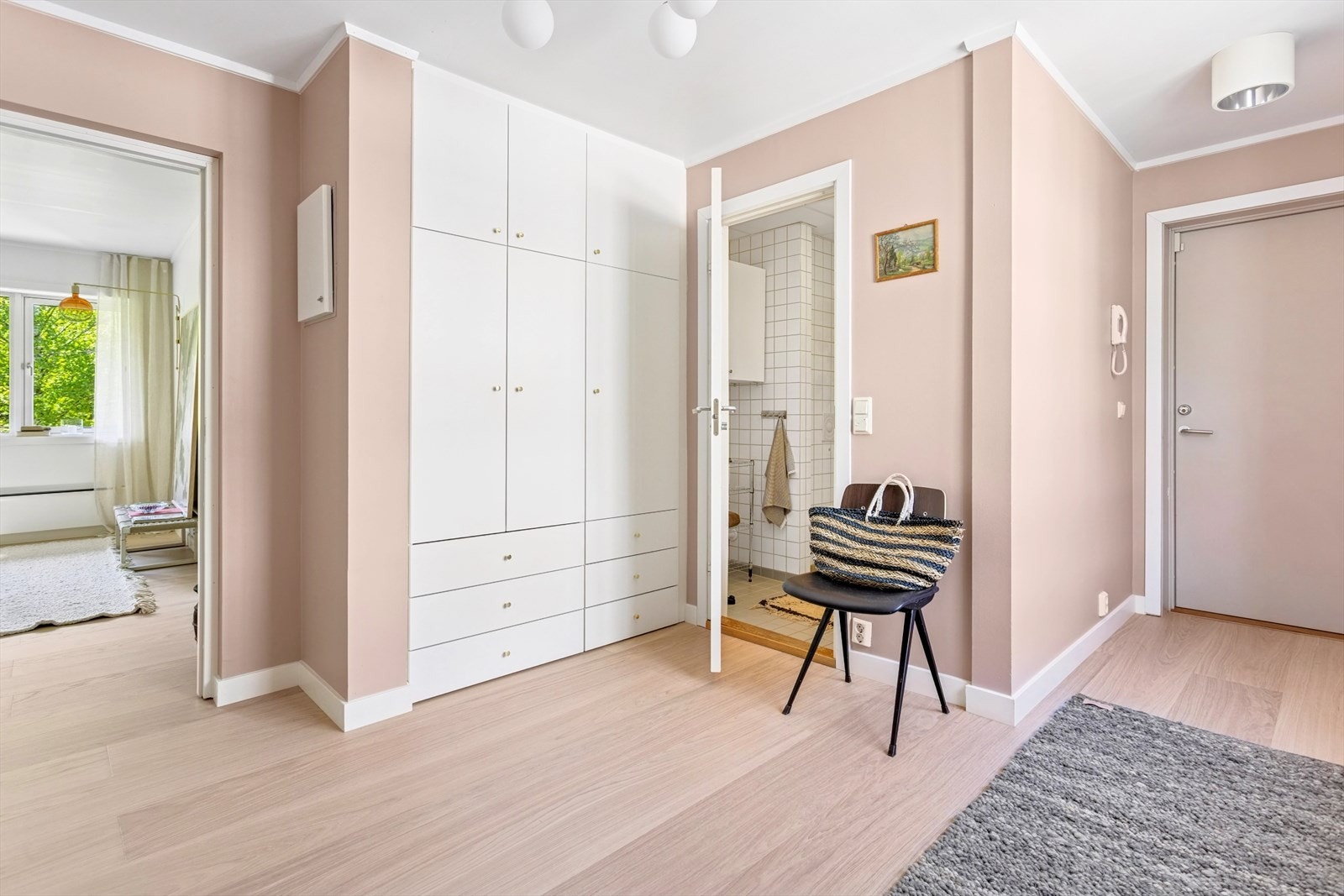 Godt med oppbevaringsplass i innebygd garderobe. Galleribilde