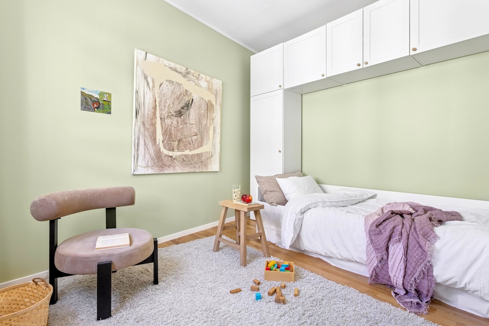 Soverom 2 med plass til seng og medfølgende garderobe. Galleribilde