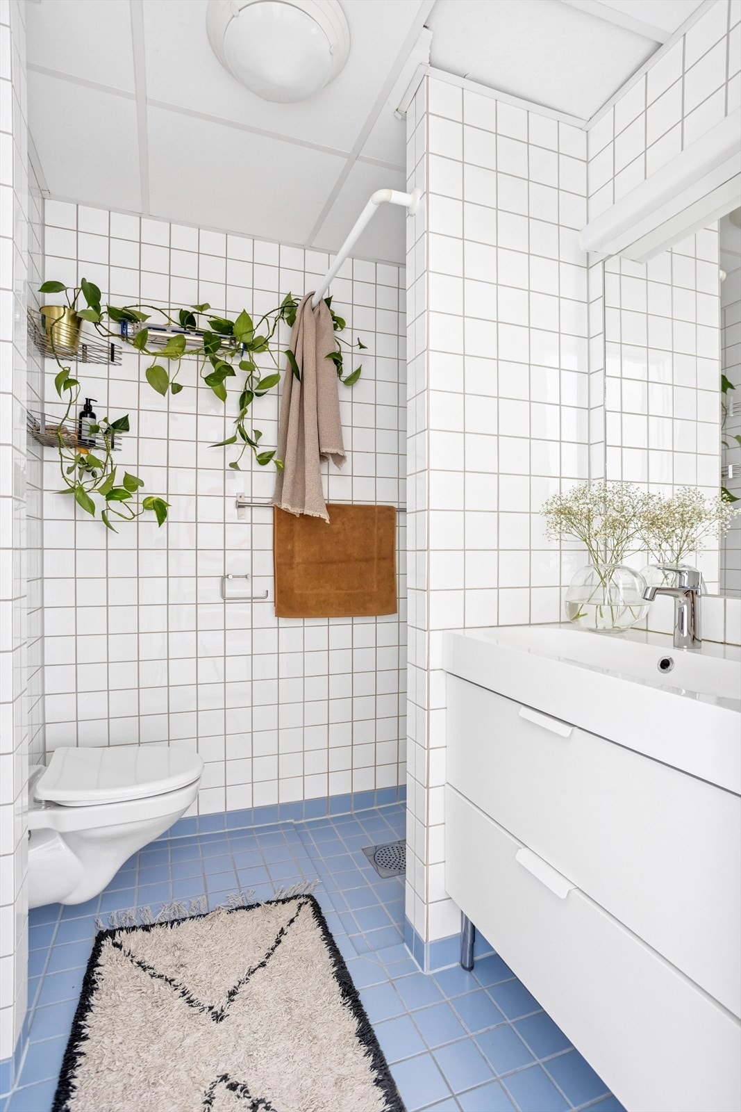 På badet er det montert opplegg for vaskemaskin. Galleribilde