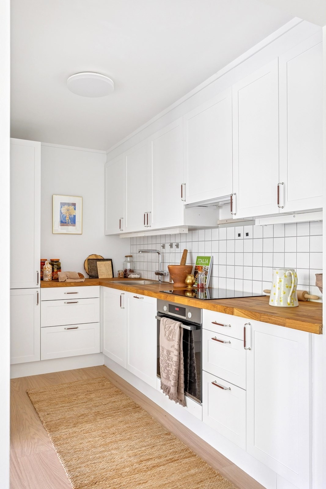 Innredningen er klassisk med hvite, profilerte fronter og heltre benkeplate. Galleribilde