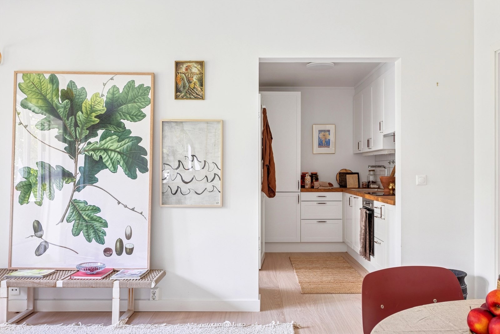 Listefri overgang til kjøkkenet som gir et rent uttrykk. Nytt gulv i stue, kjøkken og entré fra 2025. Galleribilde