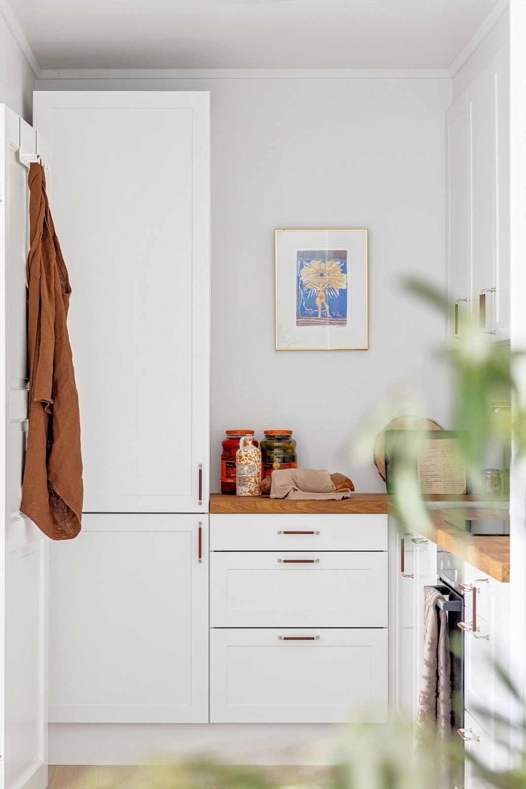 I 2022 ble kjøkkenet oppgradert med nye fronter, benkeplate, hvitevarer og oppvaskkum. Galleribilde