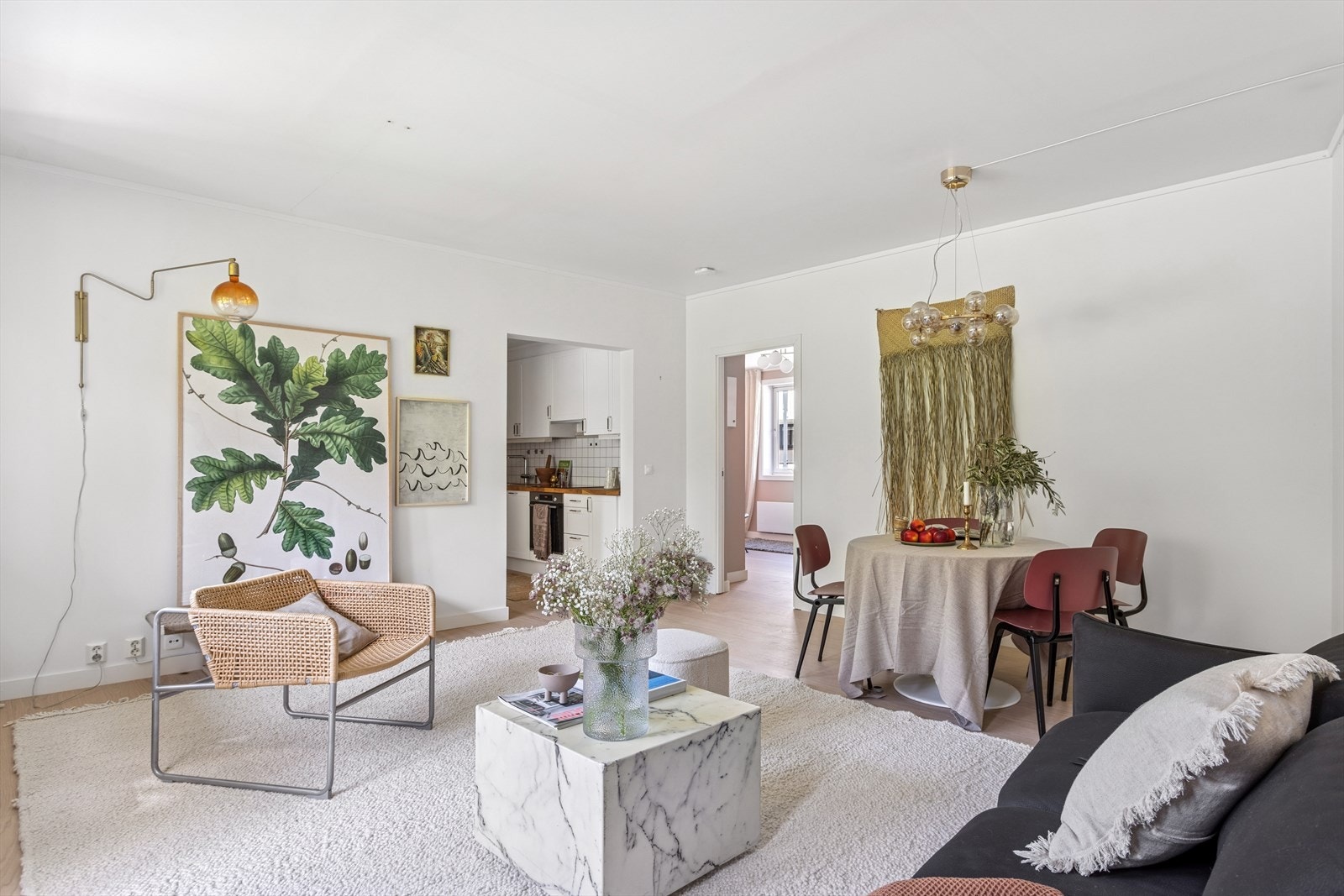 Stuen er lys og innbydende med god plass til sofahjørne, TV-møblement og spisegruppe. Galleribilde