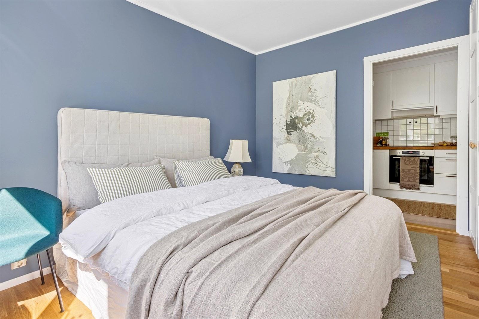 På soverommet er det god plass til dobbeltseng med tilhørende nattbord på hver side og medfølgende garderobe. Galleribilde