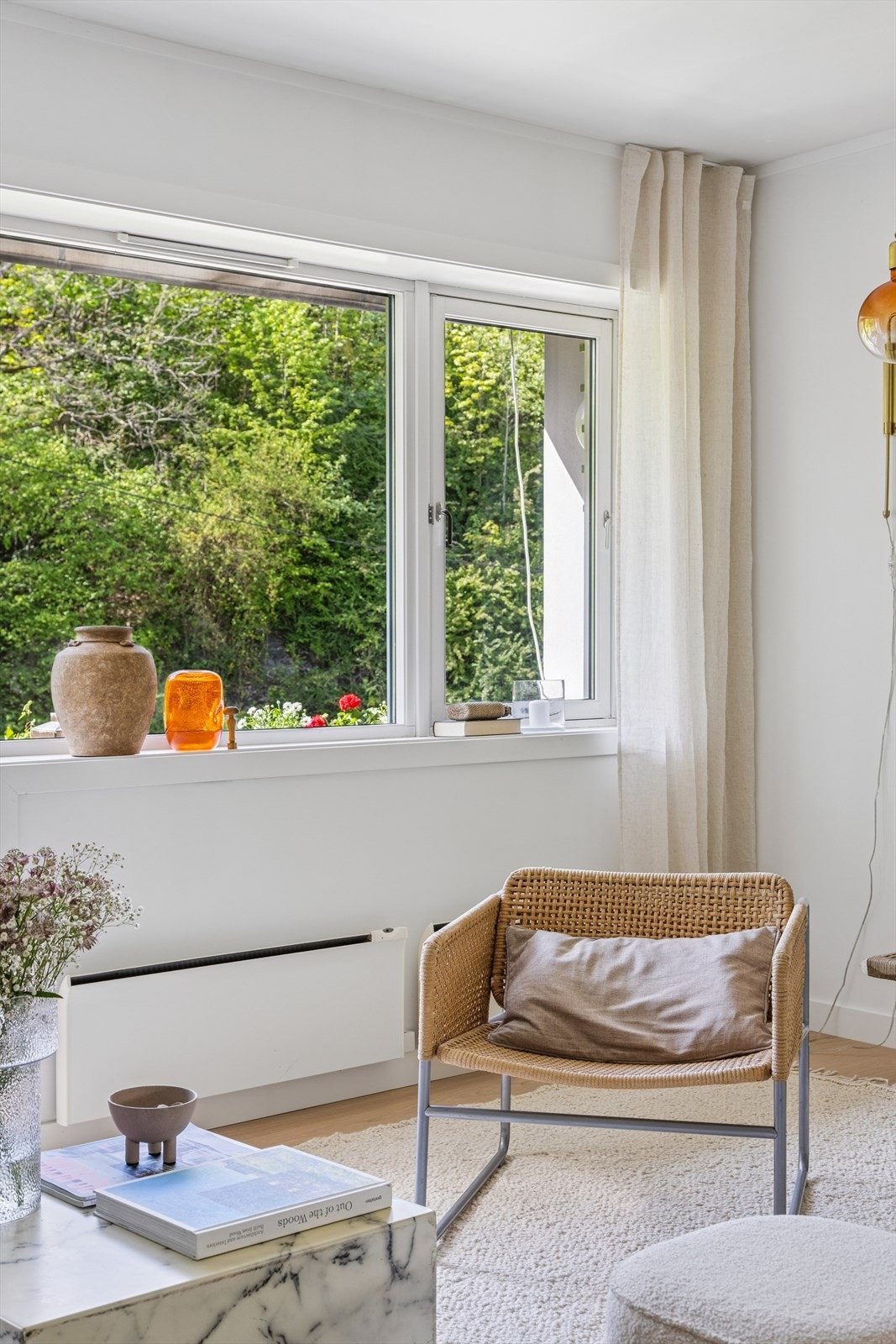 Fra stuen kan du nyte en fantastisk utsikt over parken, som skifter farger og stemning med årstidene. Galleribilde