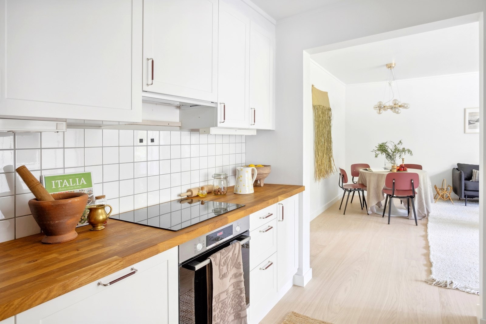 Delvis separat kjøkken som ligger i tilknytning til stuen/spisestuen. Galleribilde