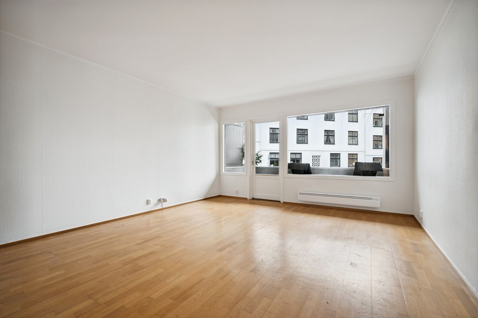 Romslig stue med utgang balkong, denne var nymalt i 2023 Galleribilde