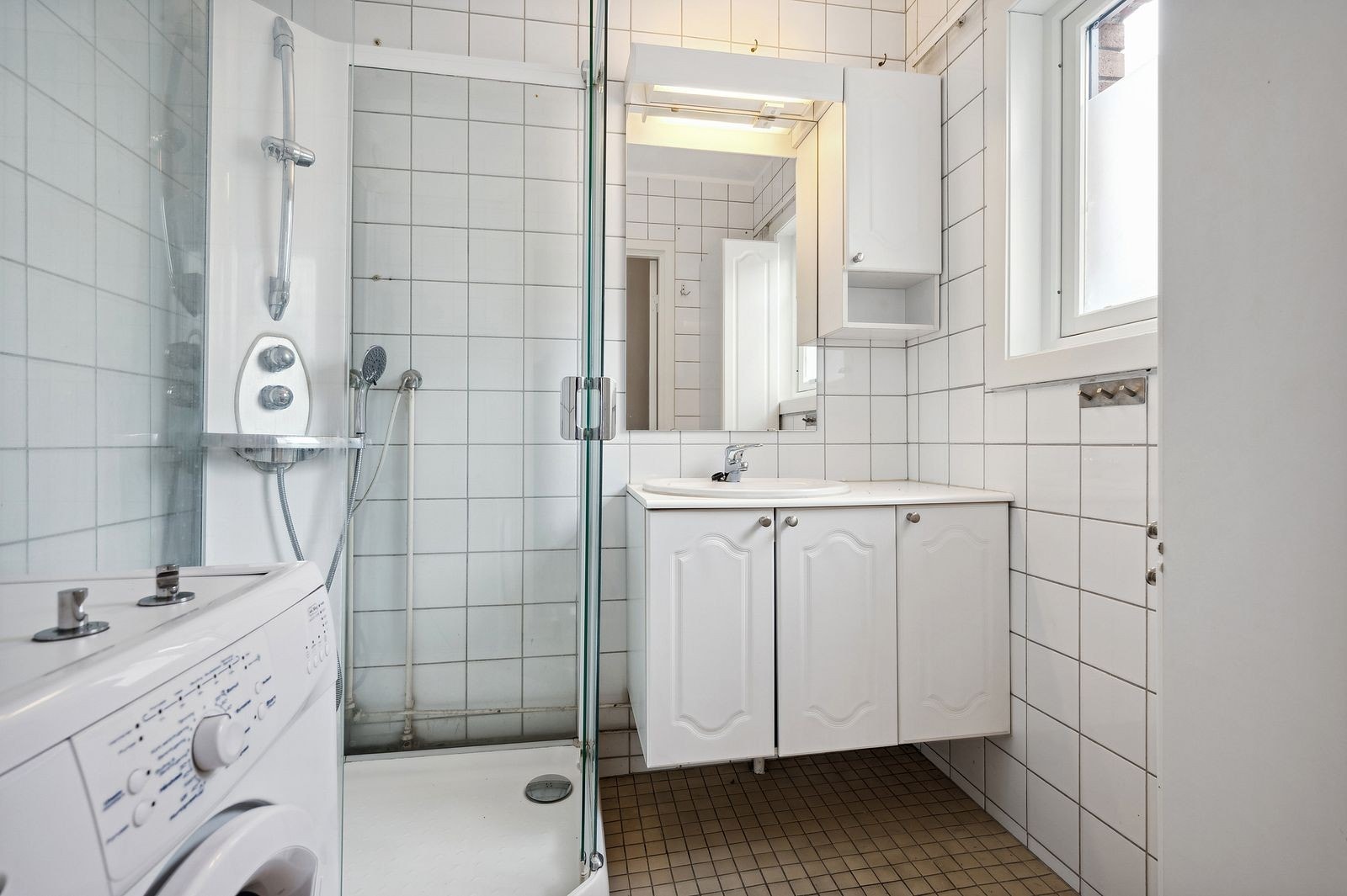 Bad med dusj og vaskemaskin Galleribilde