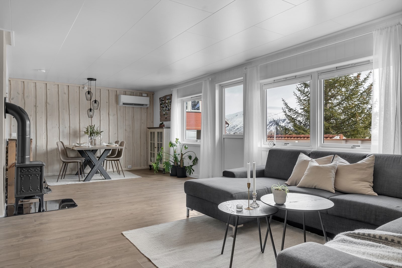Lys og fint oppholdsrom med vedfyring, varmepumpe og utgang til veranda Galleribilde