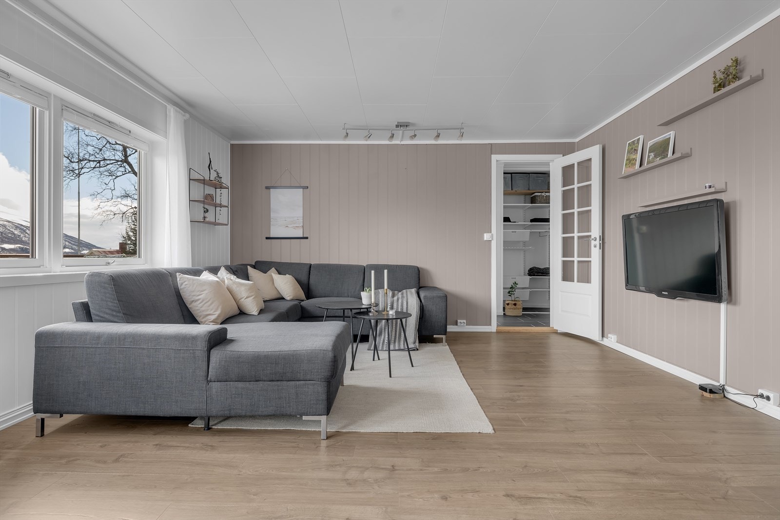 Plass til stor sofa i stuen Galleribilde