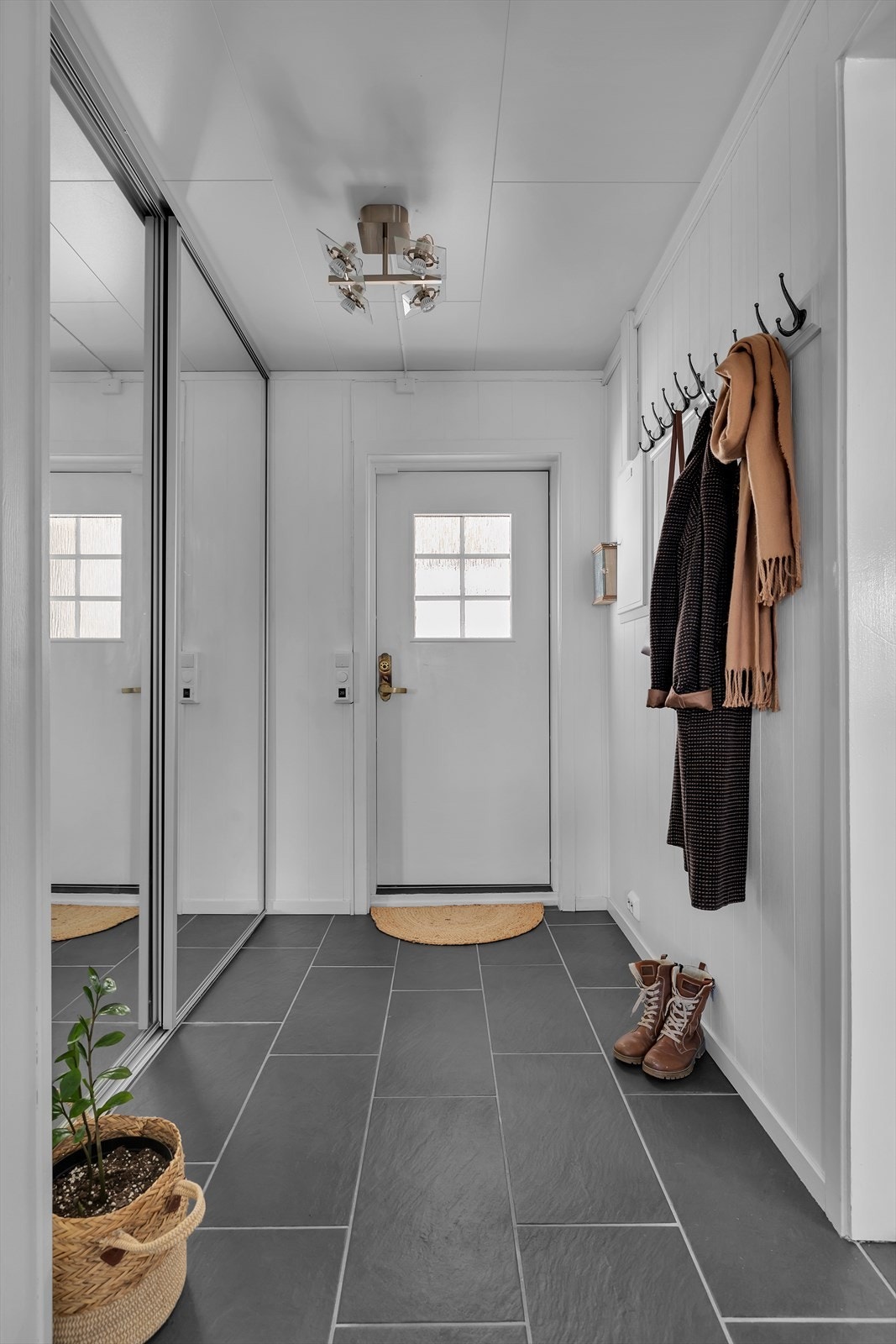 Flislagt gulv med gulvvarme. Garderobe med innredning Galleribilde