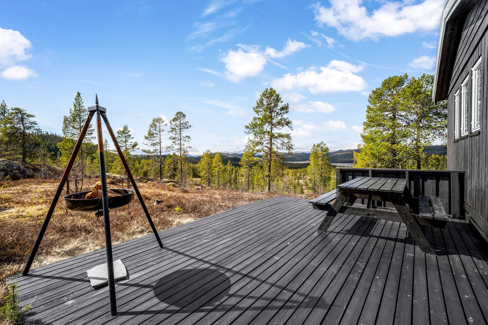 Her kan man sitte i solveggen å kikke på utsikten mot Breivatn, Vindeggen og Gaustadtoppen. Galleribilde