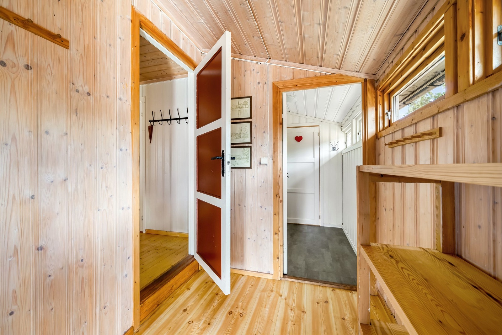 Gang med plass til å henge av seg yttertøy og sko. Galleribilde