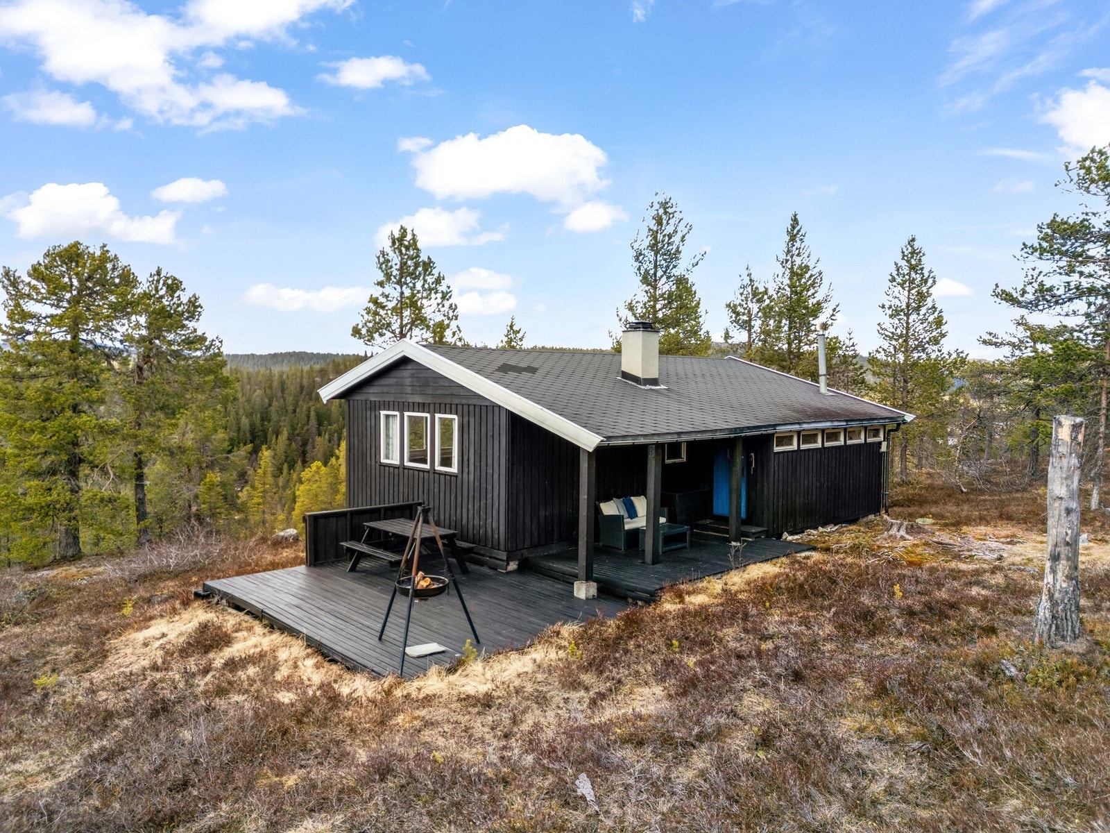 Fin terrasse med overbygget inngangsparti. Galleribilde