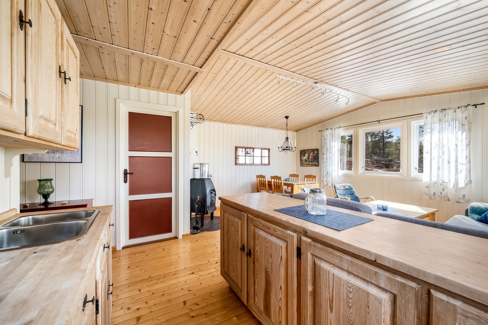 Kjøkkenkrok med godt med skap- og benkplass. Galleribilde