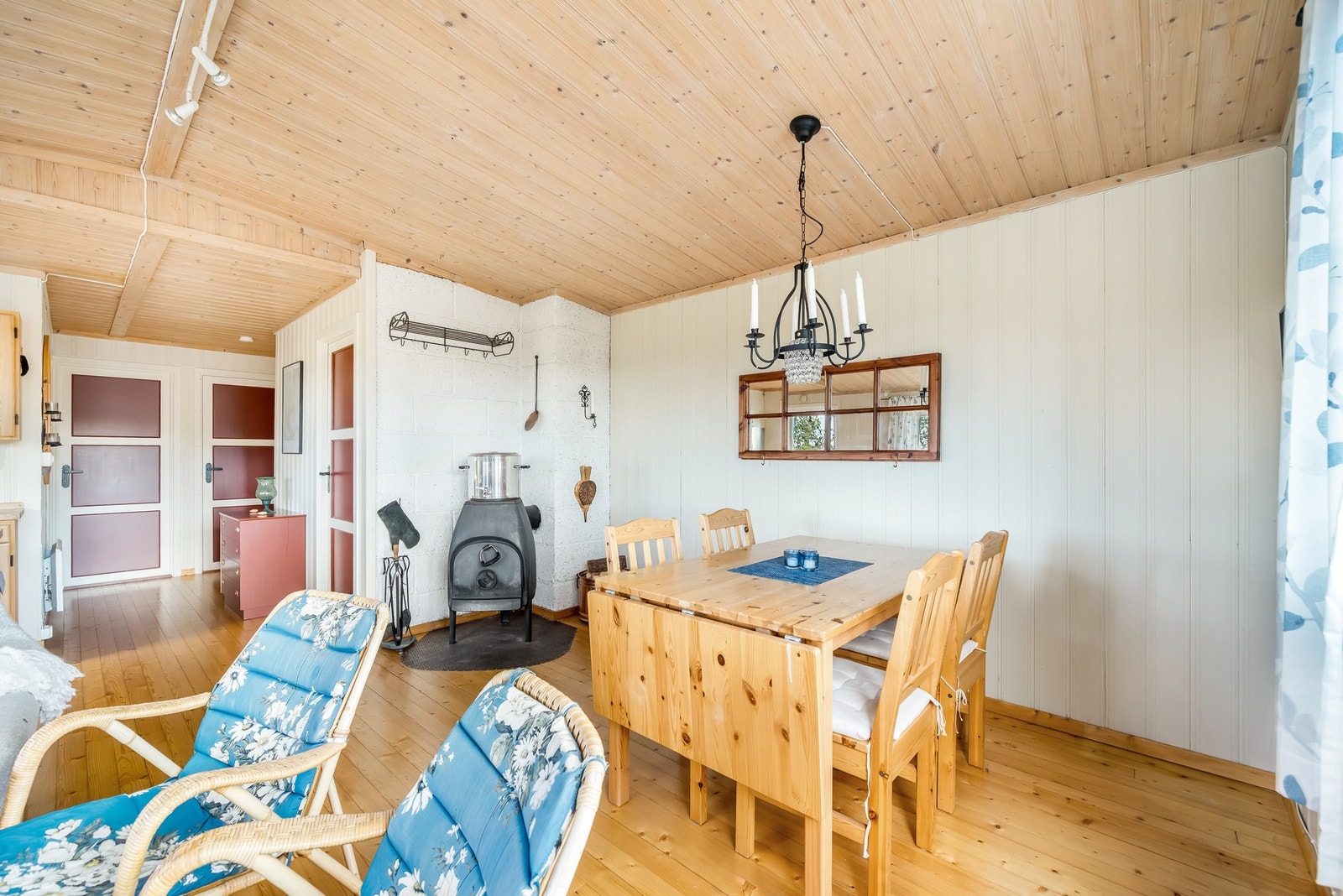 Spiseplass plassert ved vedovnen, her kan måltider nytes med venner og familie. Galleribilde