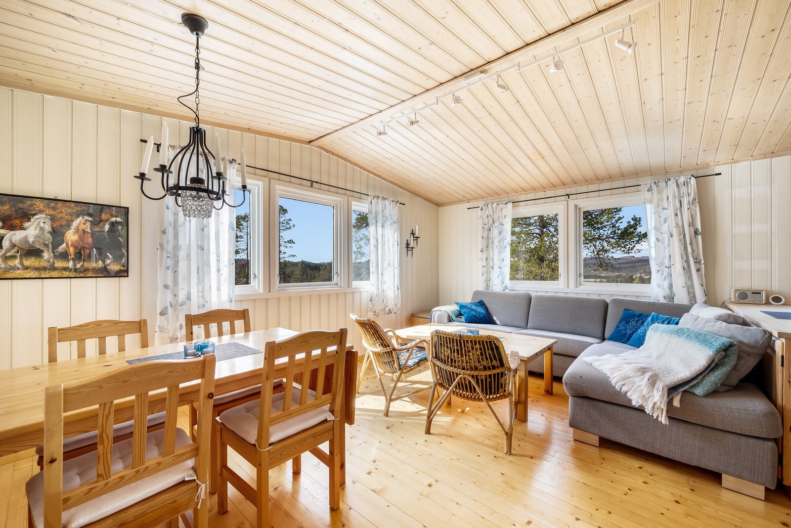 Her kan utsikten nytes i to forskjellige retninger, mens man sitter inne. Galleribilde