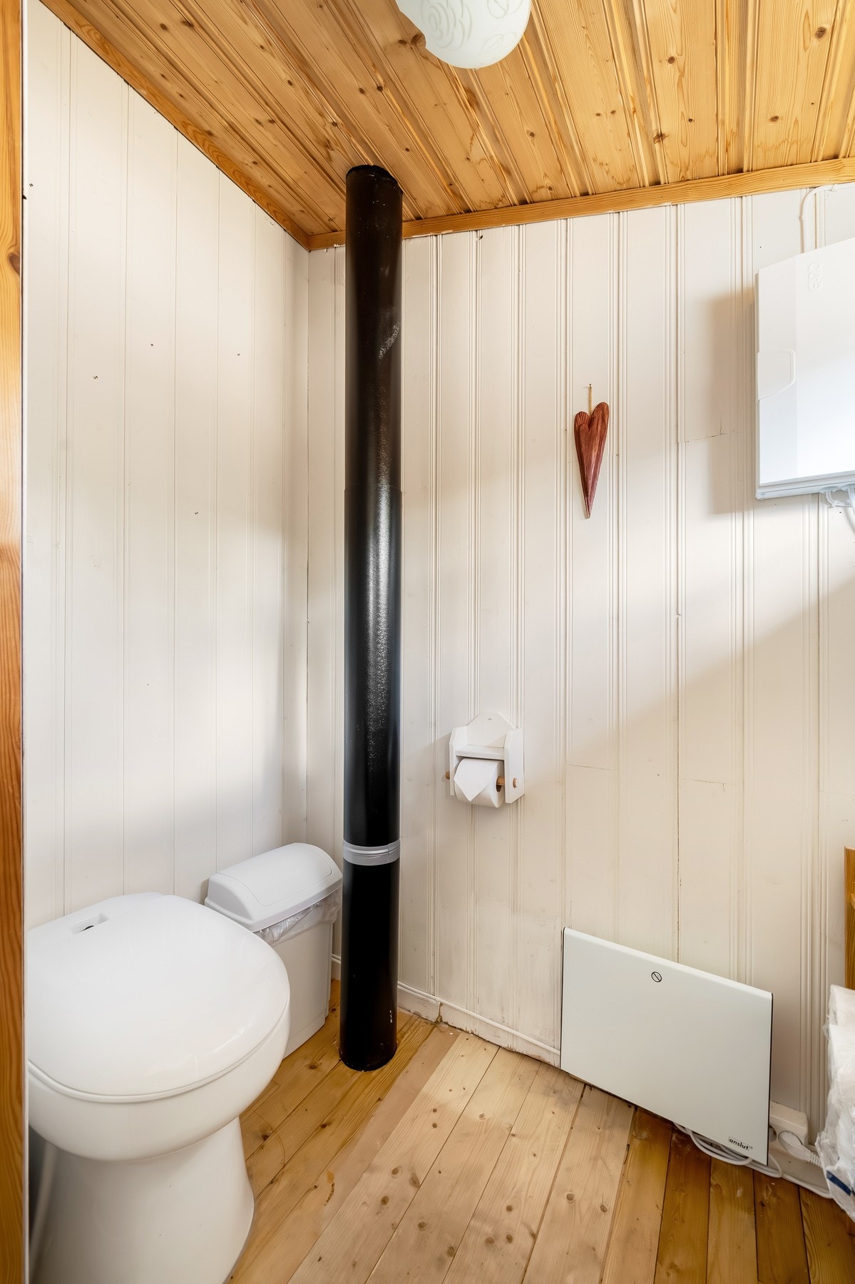 Det har blitt innstalert snurretoalett på rom innenfor rommet med dusj. Galleribilde