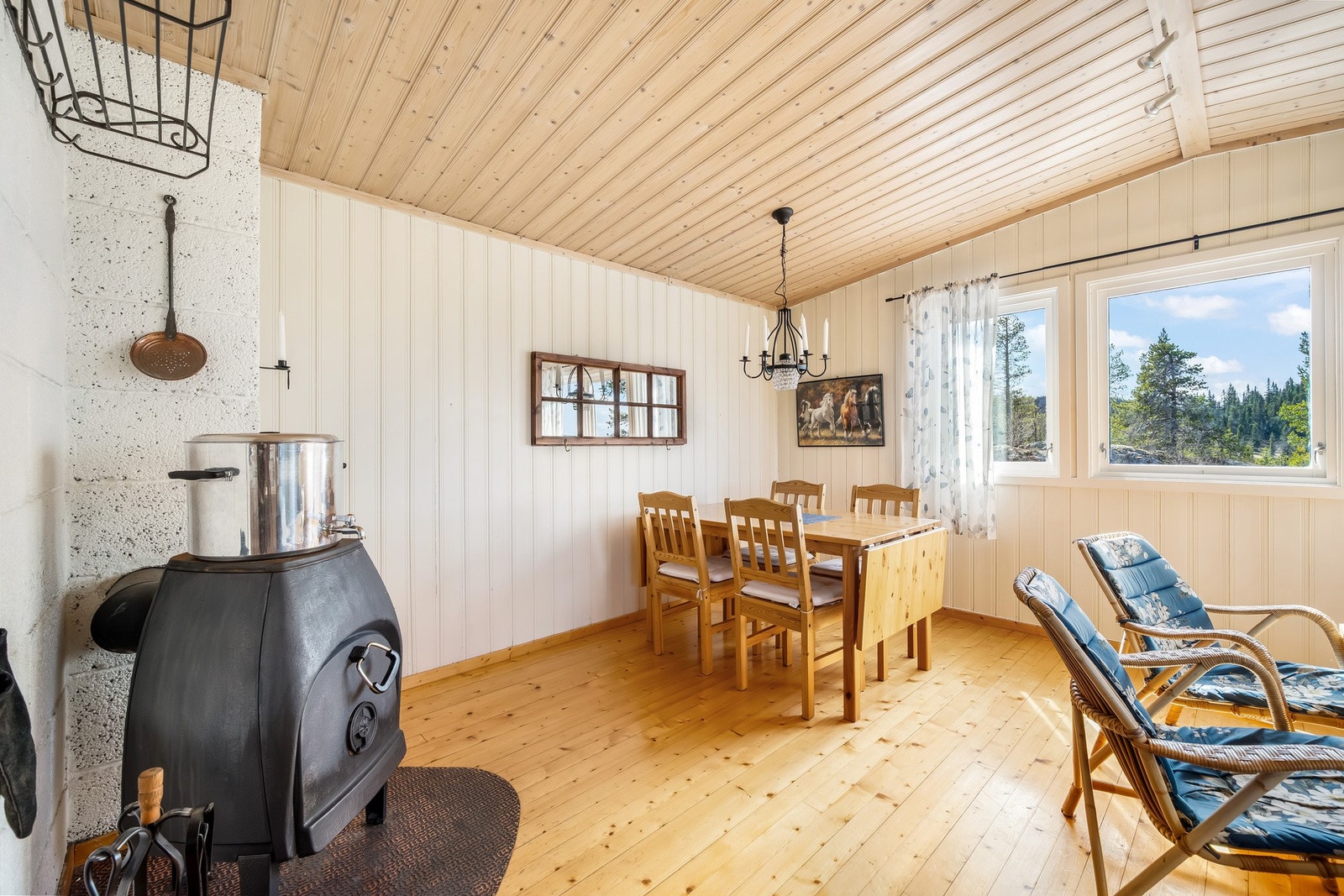 Vindusflater som slipper inn godt med naturlig lys. Galleribilde