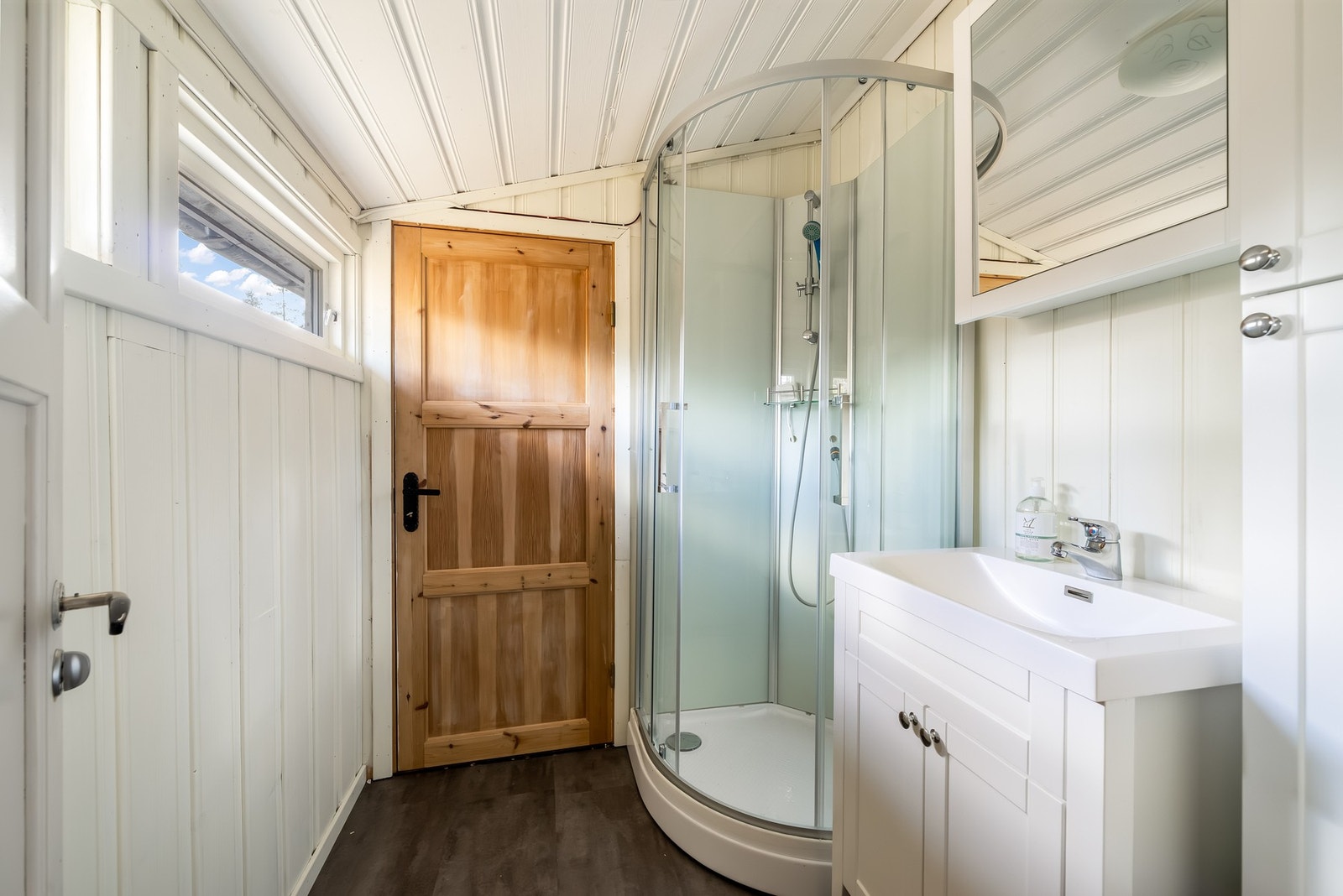 Rom med pumpedusj og servant. Galleribilde