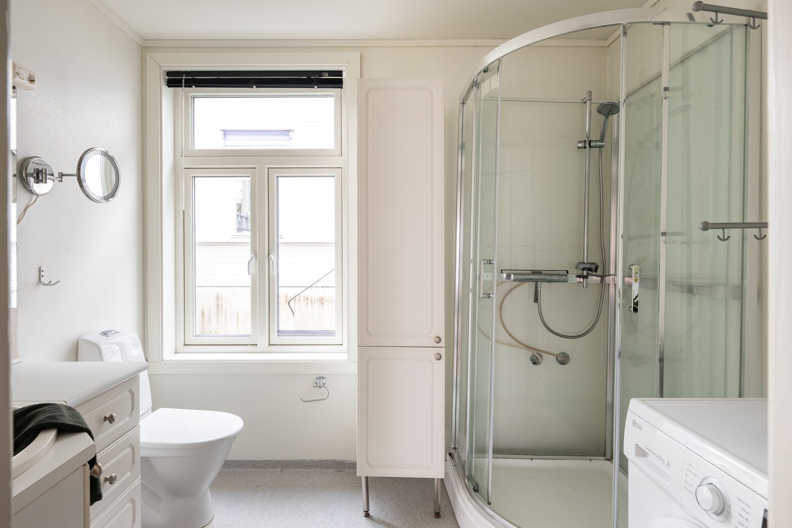 Badet er romslig og ligger med vindu vendt mot bakgård. Galleribilde