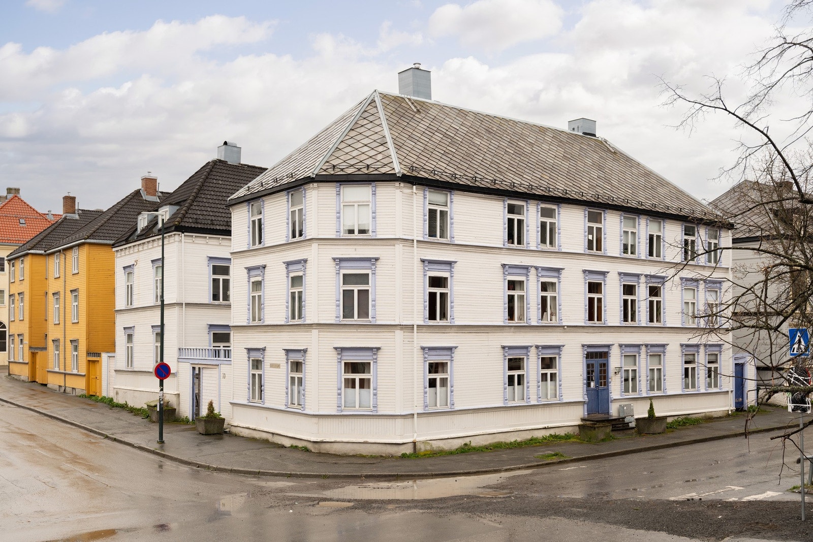 Øvre Møllenberg blir karakterisert som den rolige delen av Møllenberg. Her ligger man midt i hjertet av den rolige delen, der leiligheten ligger som nabo til enveiskjørt gate. Galleribilde
