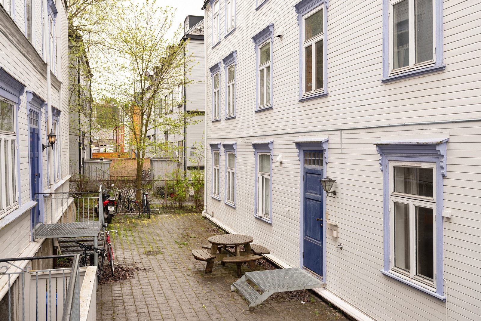 Sameiet disponerer lukket bakgård med sykkelparkering samt utemøbler for felles hygge. Galleribilde