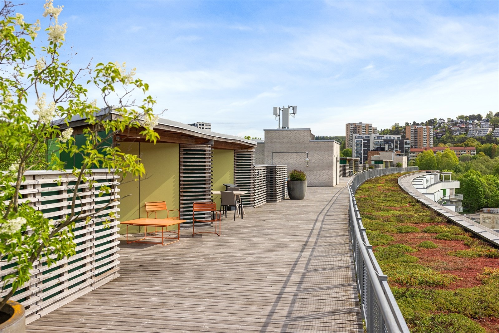 Her kan du nyte herlig utsikt i nydelige omgivelser. Galleribilde