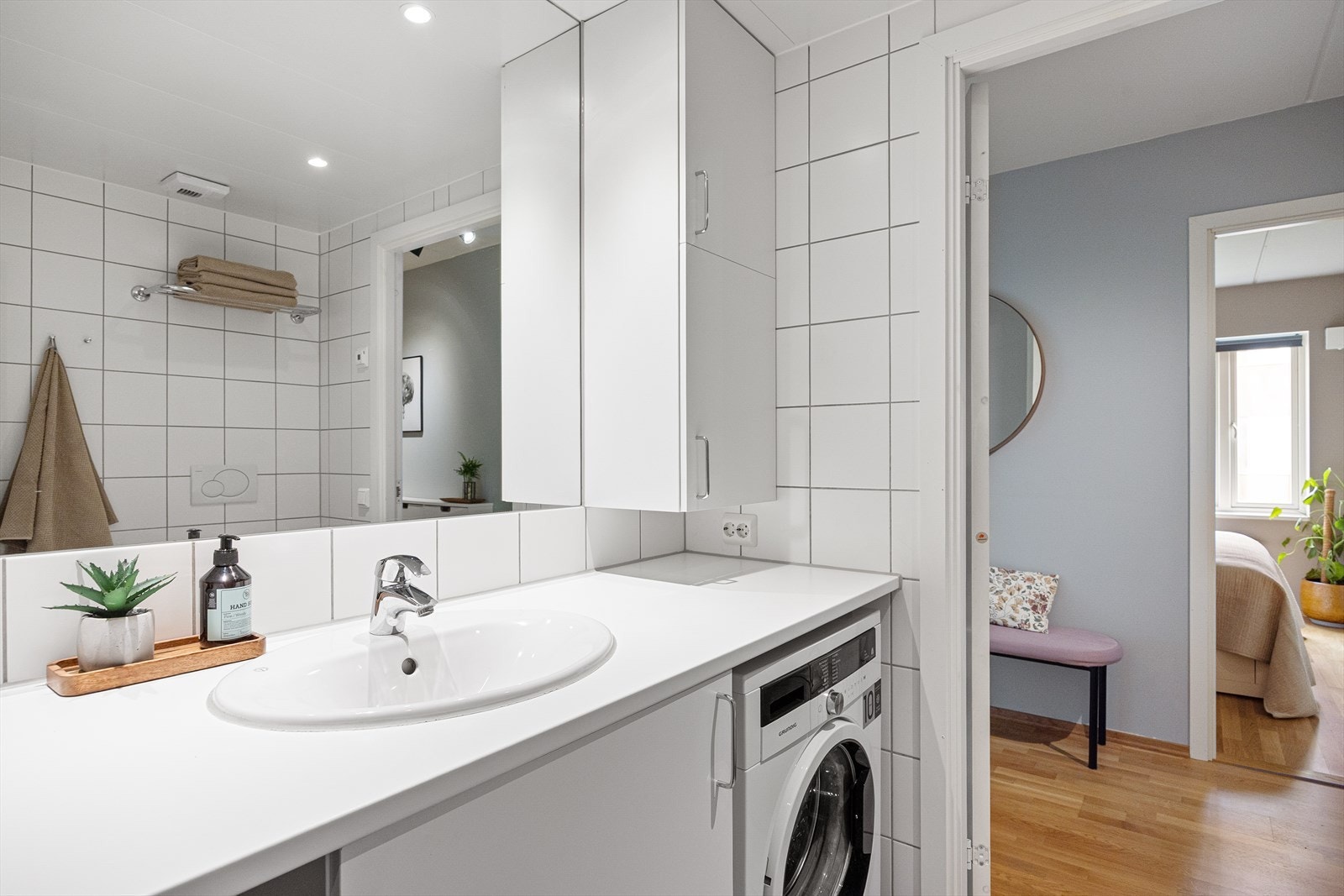 Badet er utstyrt med rørfordelingsskap, stoppekran, mekanisk avtrekk, innfellbare dusjdører, veggmontert toalett og servantskap med ettgreps blandebatteri fra Grohe. Galleribilde