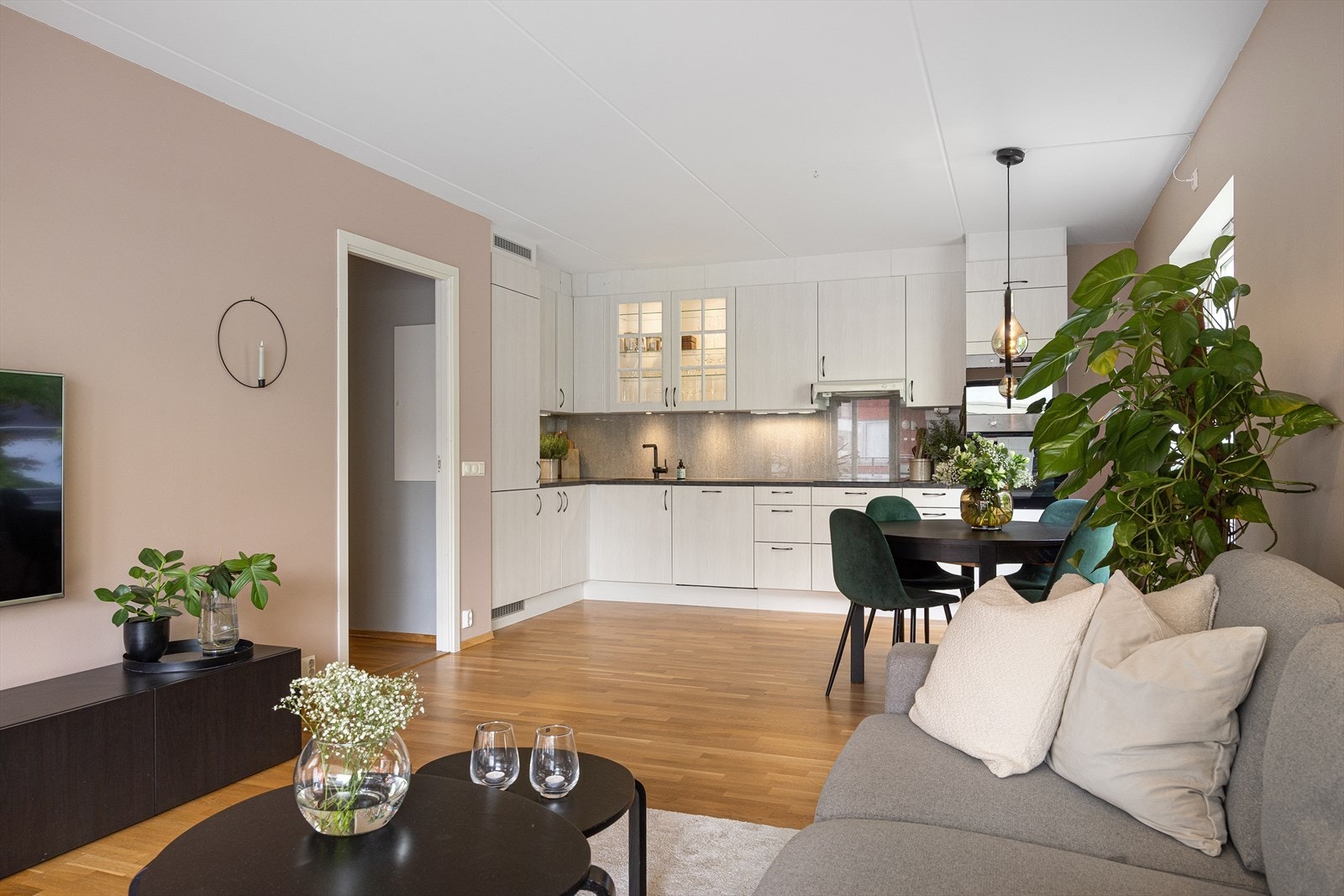 Leiligheten har et delikat fargevalg som skaper en rolig og behagelig atmosfære. Galleribilde