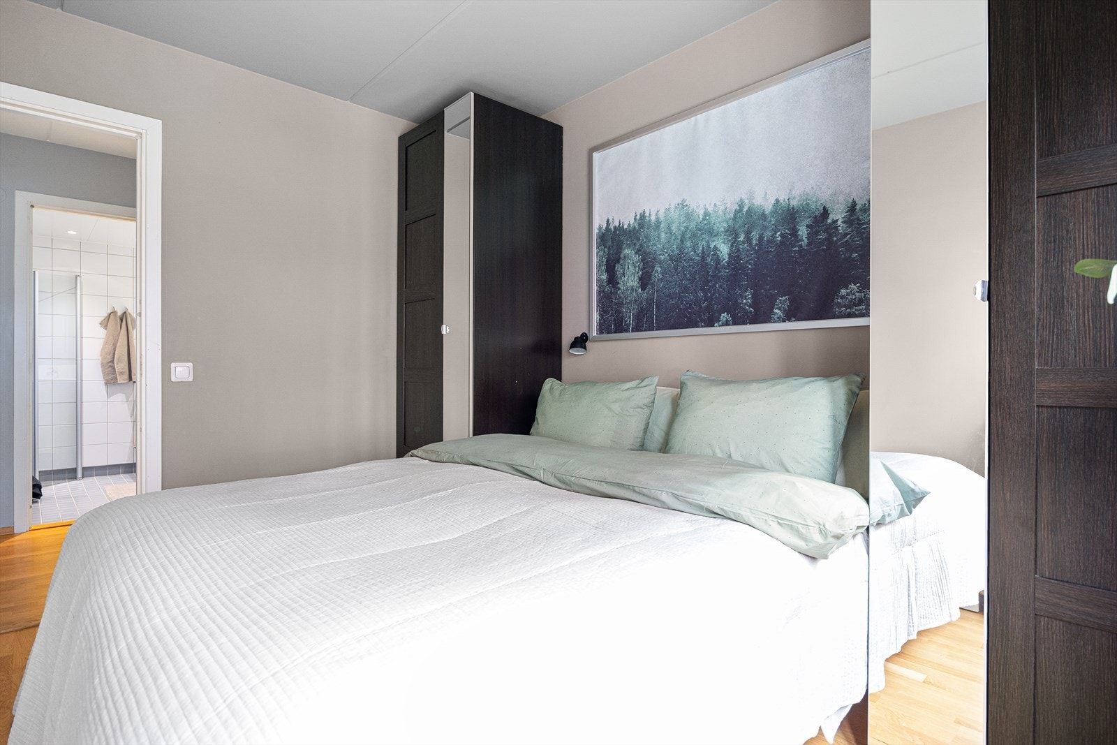 To fastmonterte garderobeskap følger med salget og gir rikelig med oppbevaringsplass for klær og sko. Galleribilde