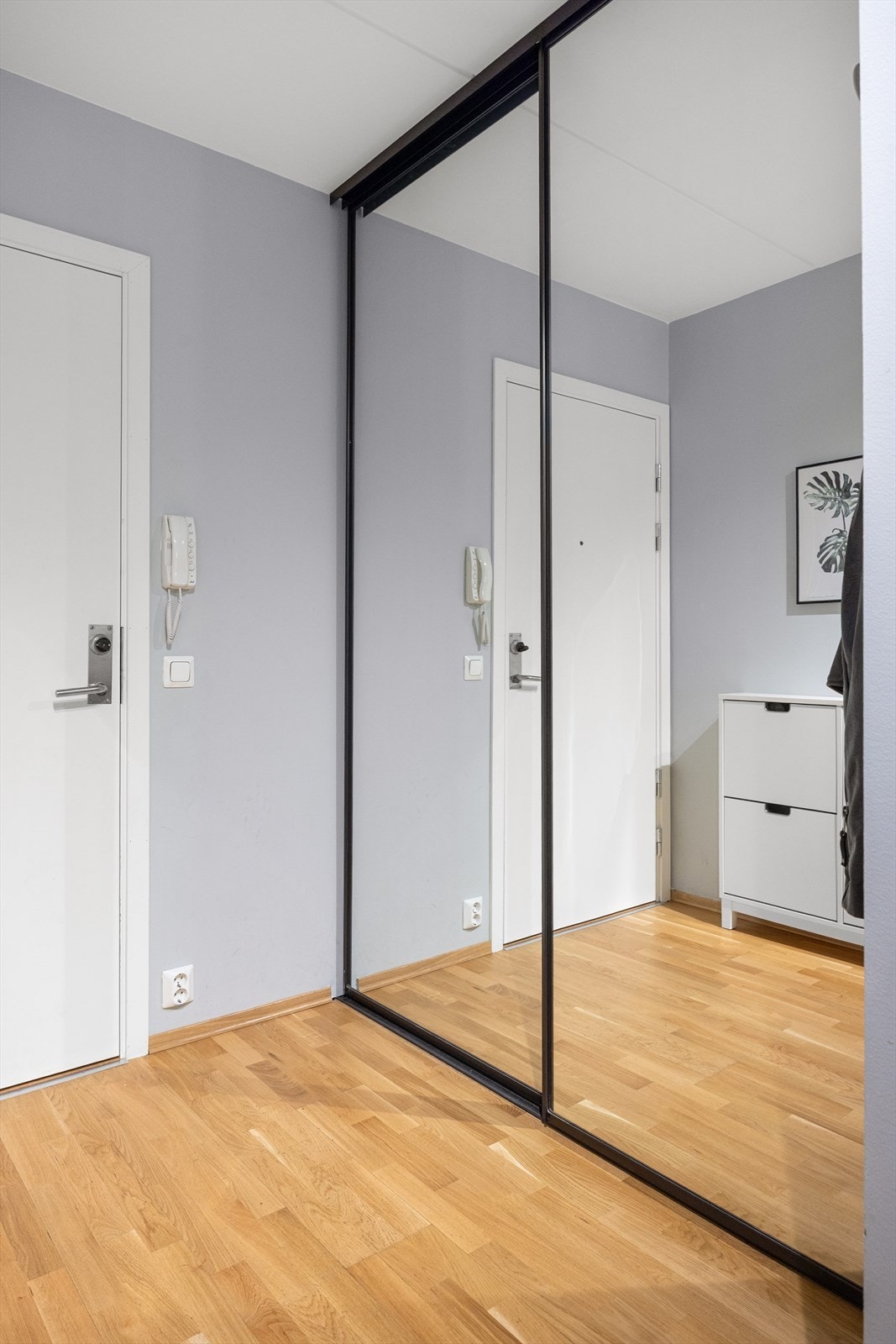 En romslig skyvedørsgarderobe med speilfronter bidrar til en luftig følelse og praktisk oppbevaring. Galleribilde