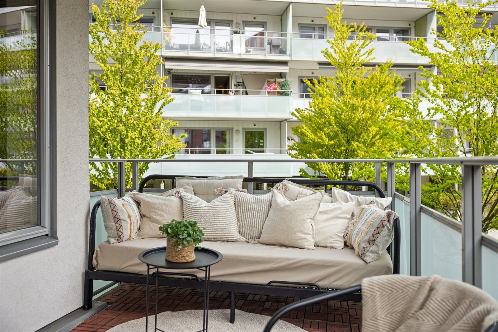 Her kan du nyte en god kaffekopp i morgensolen. Galleribilde