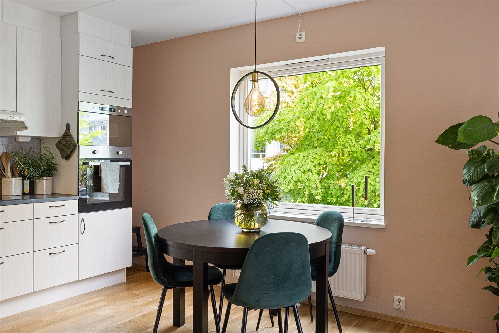 Det er også plass til et trivelig spisebord - perfekt for hyggelige middager med venner og familie. Galleribilde